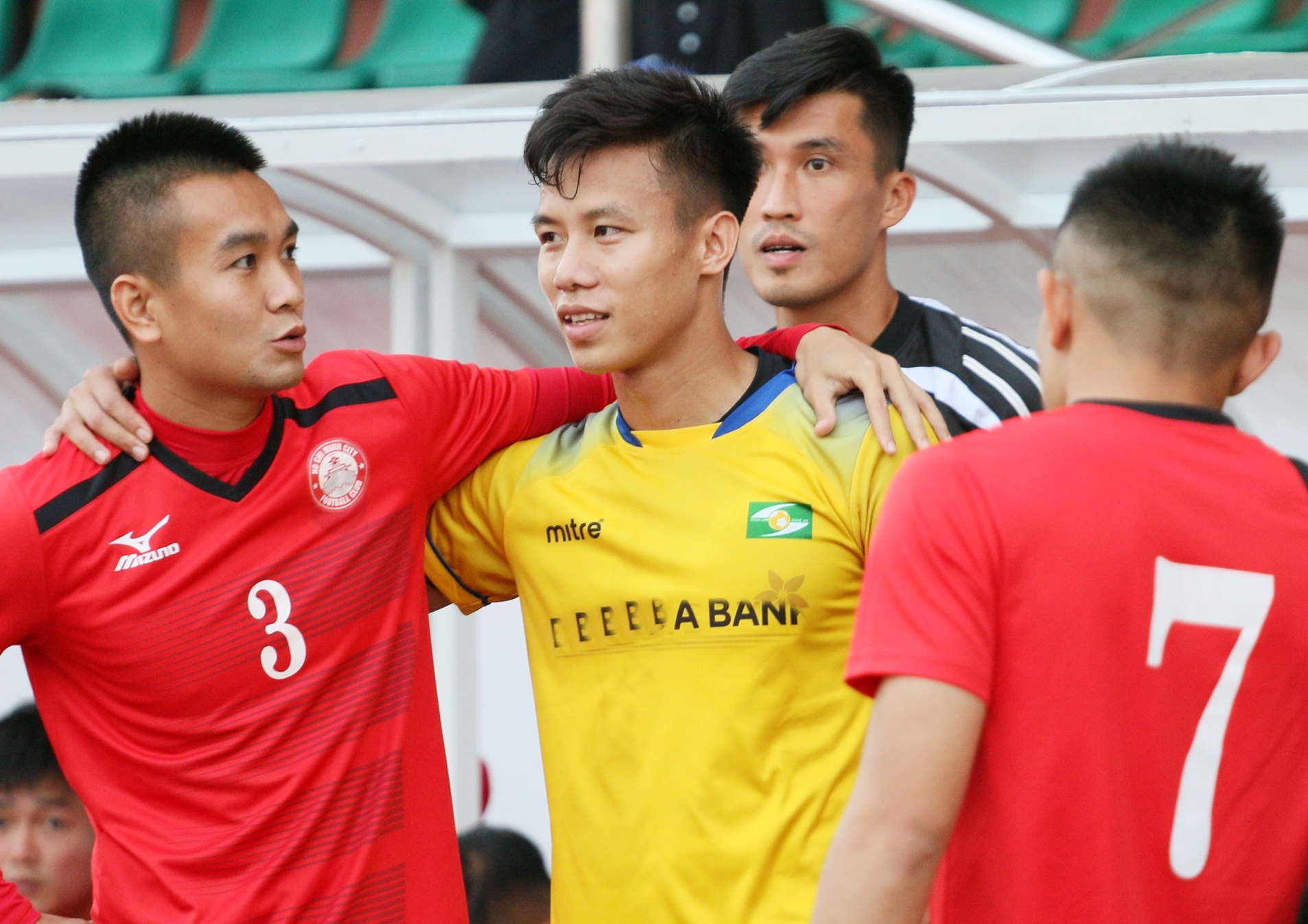 Cuu HLV Huu Thang noi gi khi Que Ngoc Hai sap roi SLNA? hinh anh