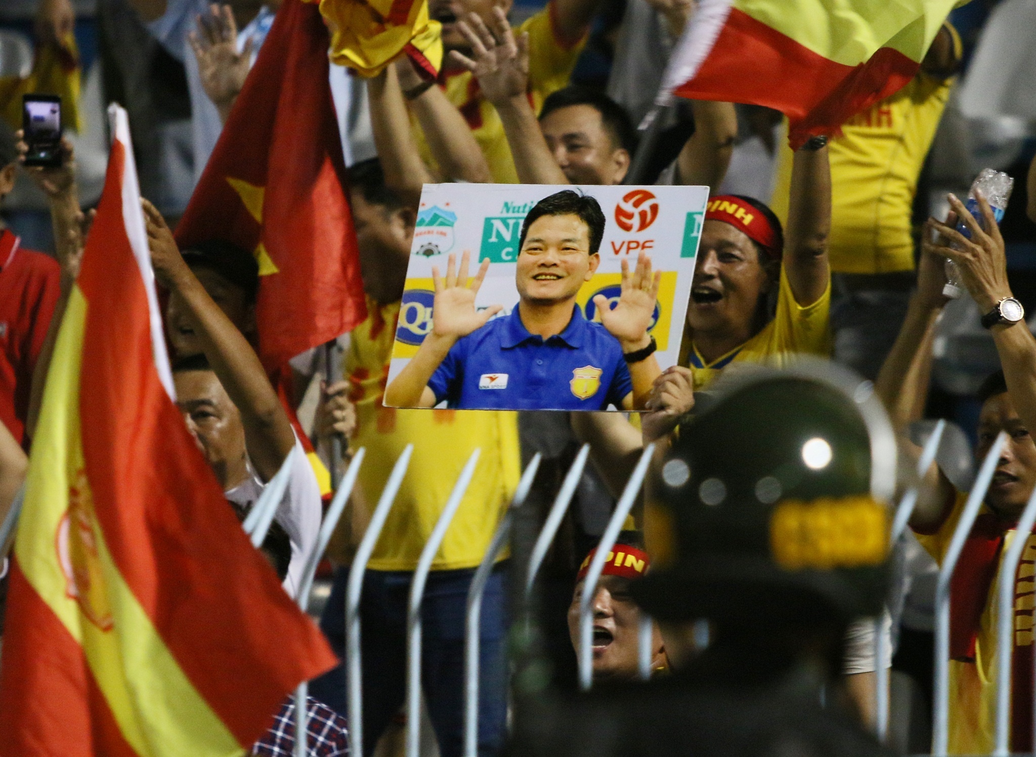 HLV Nguyen Van Sy no nu cuoi sau hang rao an ninh o Can Tho hinh anh