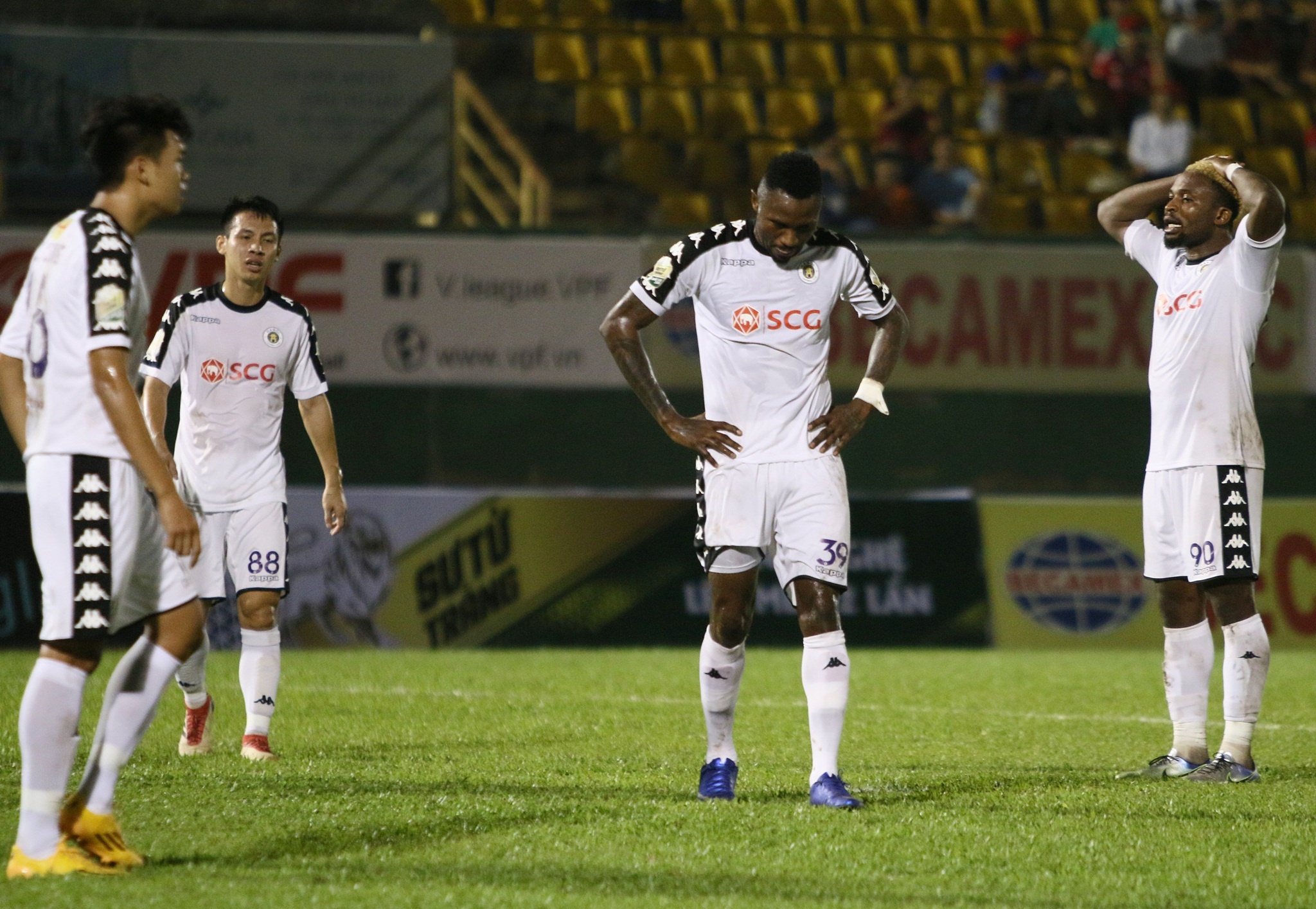 CLB Ha Noi guc nga truoc Binh Duong tai Cup quoc gia hinh anh