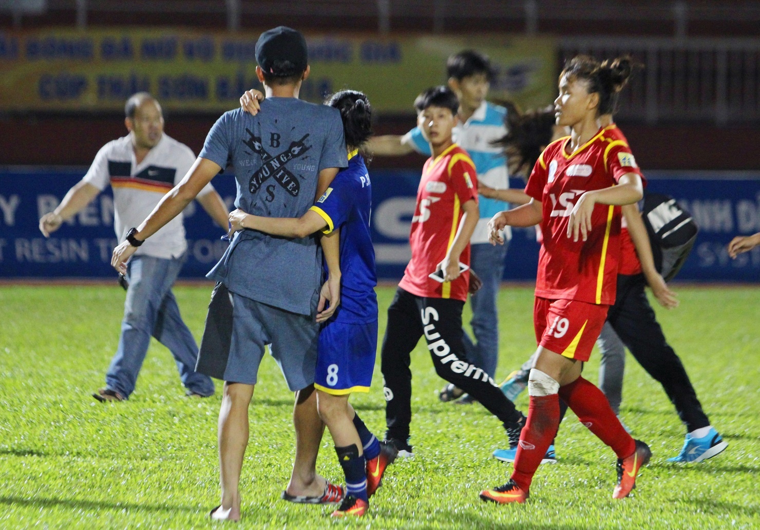 Vu nu cau thu danh nhau: Cuu tuyen thu U23 bao ve nguoi yeu hinh anh