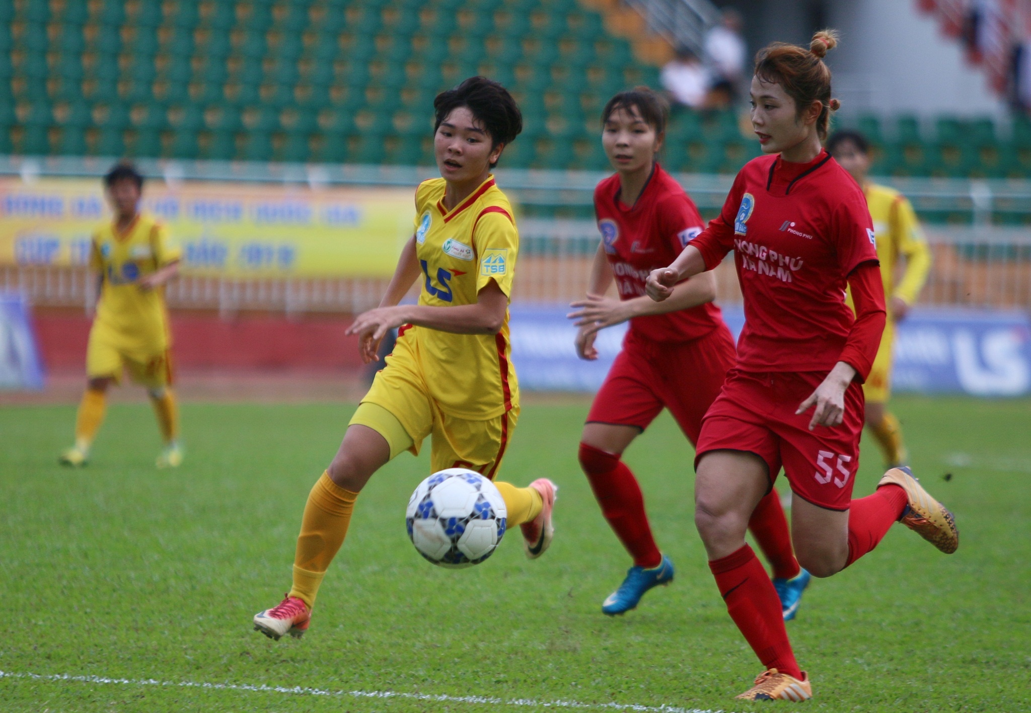 Doi nu TP.HCM tap huan Han Quoc 10 ngay anh 1