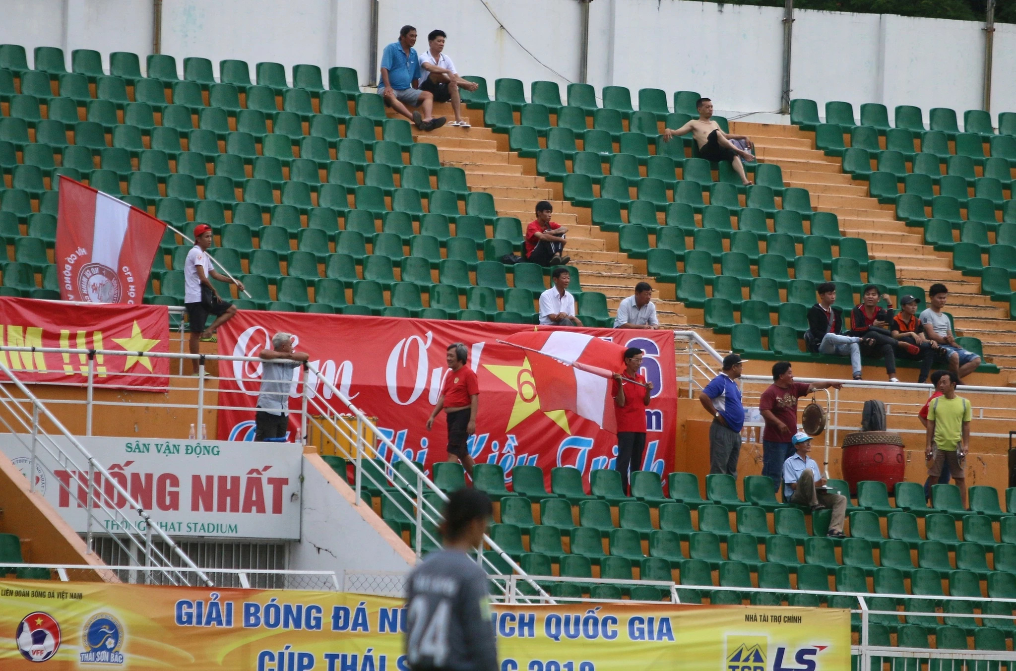 nu cau thu,  danh nhau,  duong vu lam,  bong da Viet Nam,  Than Khoang San,  nu TP.HCM I anh 2