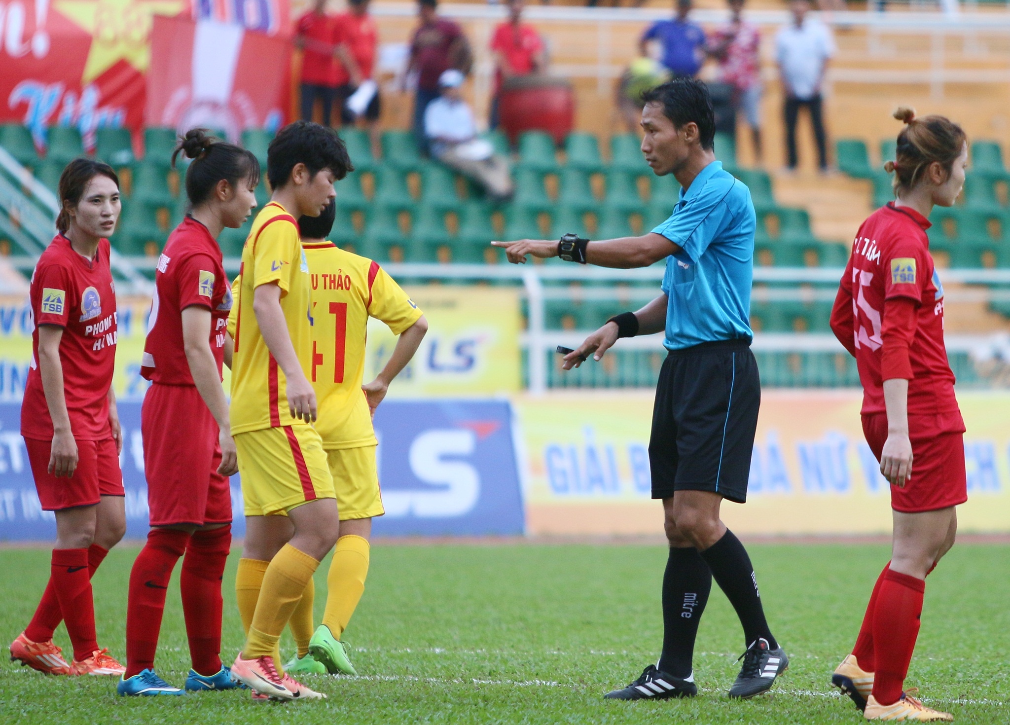 bong da nu,  nu cau thu,  TP.HCM I,  Phong phu Ha Nam,  danh nhau,  Than Khoang San anh 6