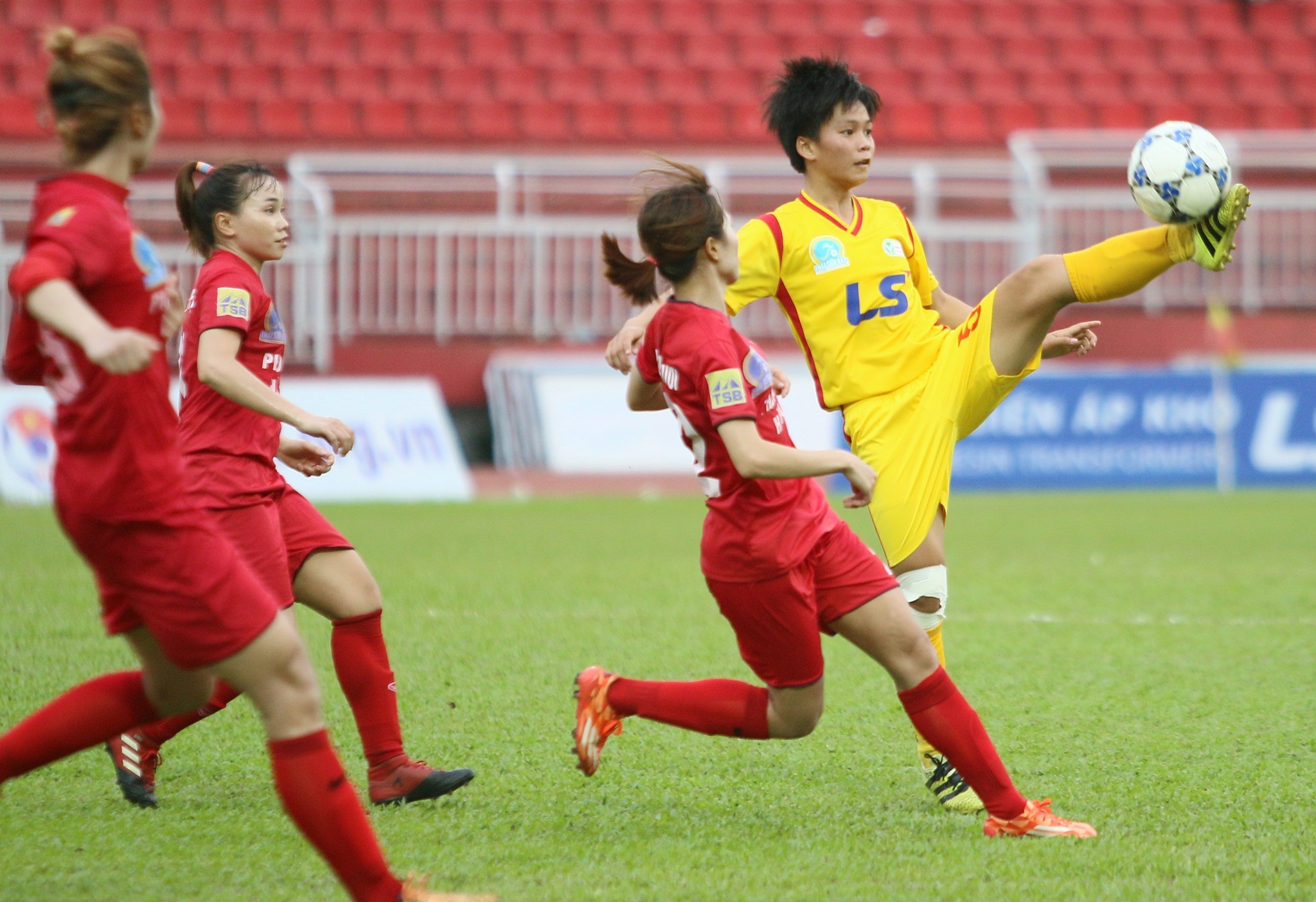 bong da nu,  nu cau thu,  TP.HCM I,  Phong phu Ha Nam,  danh nhau,  Than Khoang San anh 7