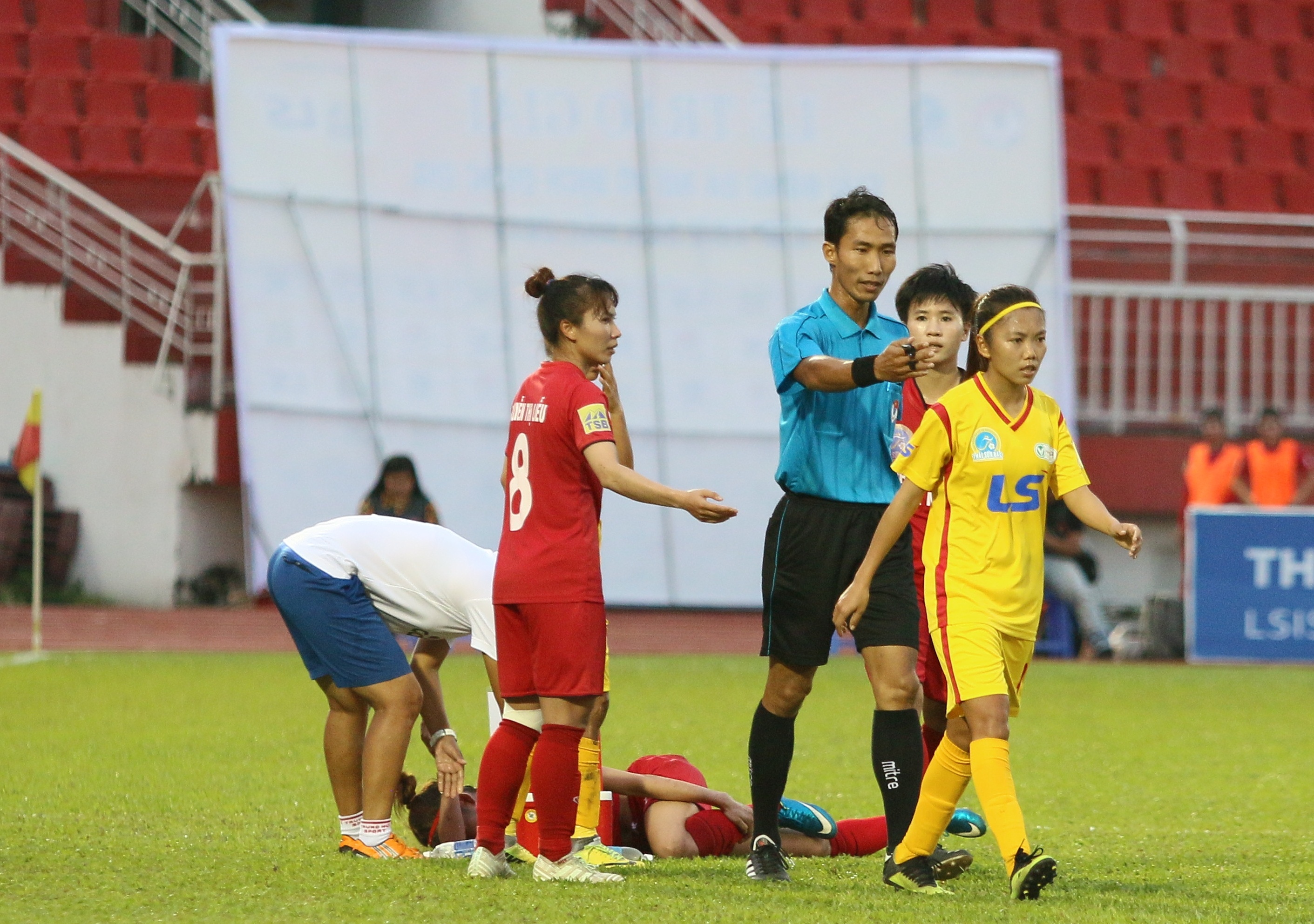 bong da nu,  nu cau thu,  TP.HCM I,  Phong phu Ha Nam,  danh nhau,  Than Khoang San anh 8