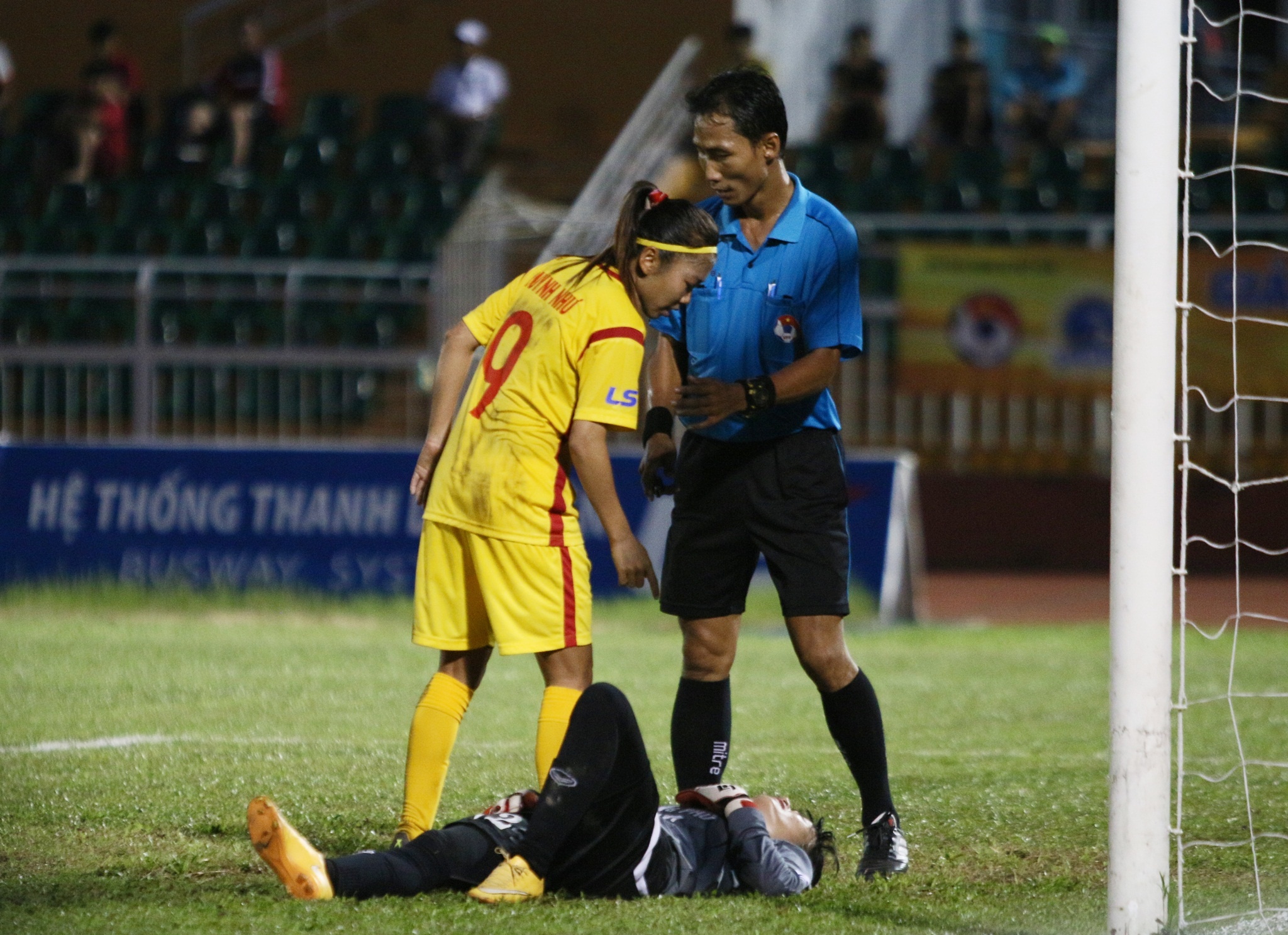 bong da nu,  nu cau thu,  TP.HCM I,  Phong phu Ha Nam,  danh nhau,  Than Khoang San anh 9