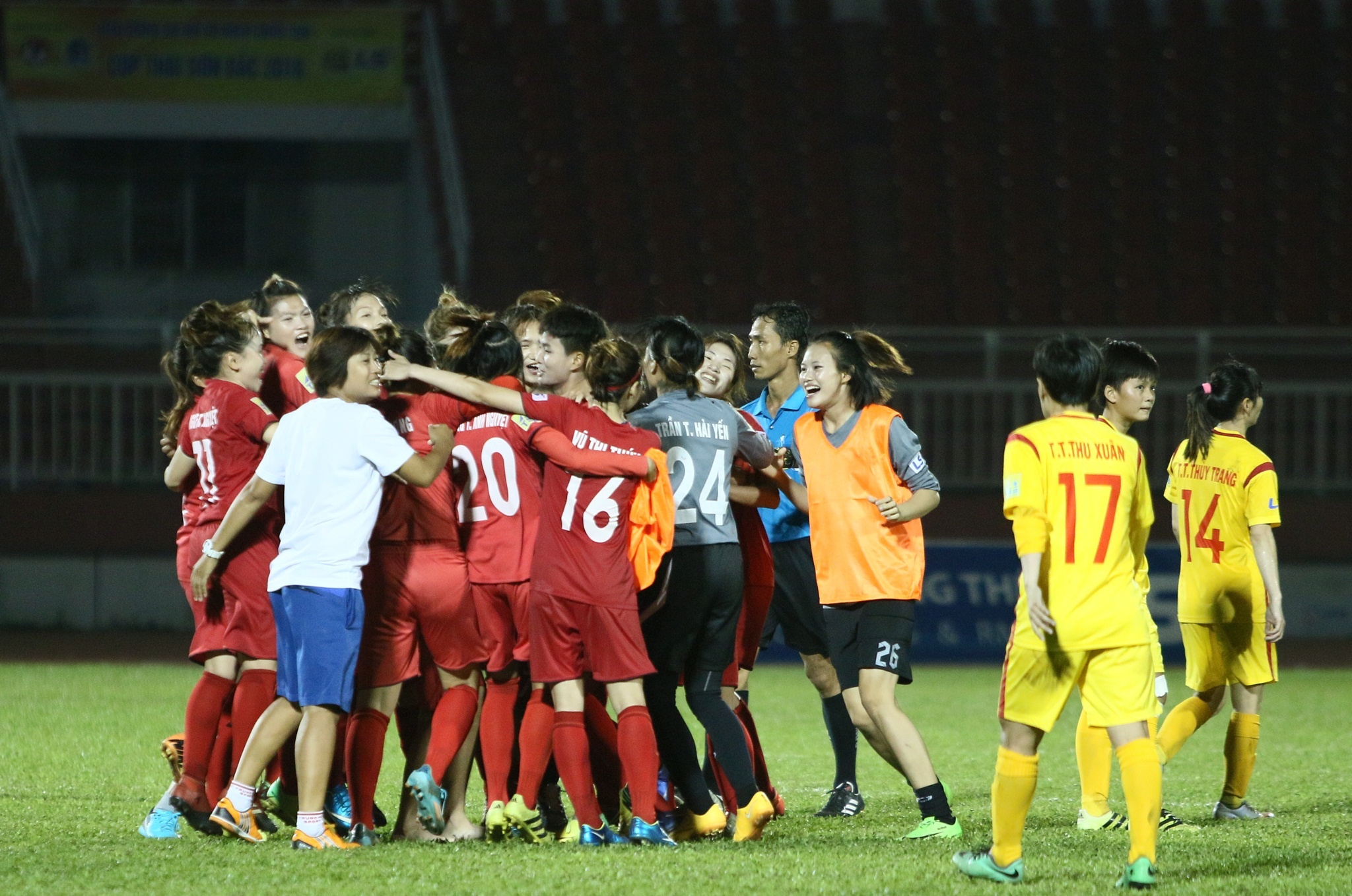 bong da nu,  nu cau thu,  TP.HCM I,  Phong phu Ha Nam,  danh nhau,  Than Khoang San anh 10