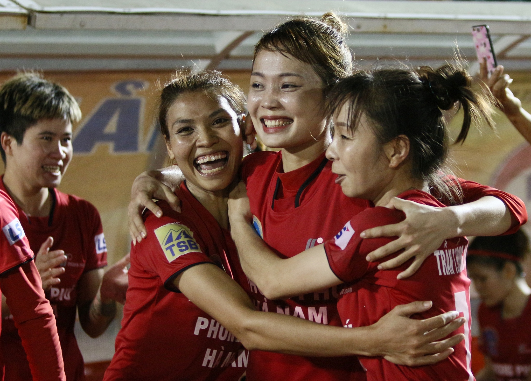 bong da nu,  nu cau thu,  TP.HCM I,  Phong phu Ha Nam,  danh nhau,  Than Khoang San anh 12