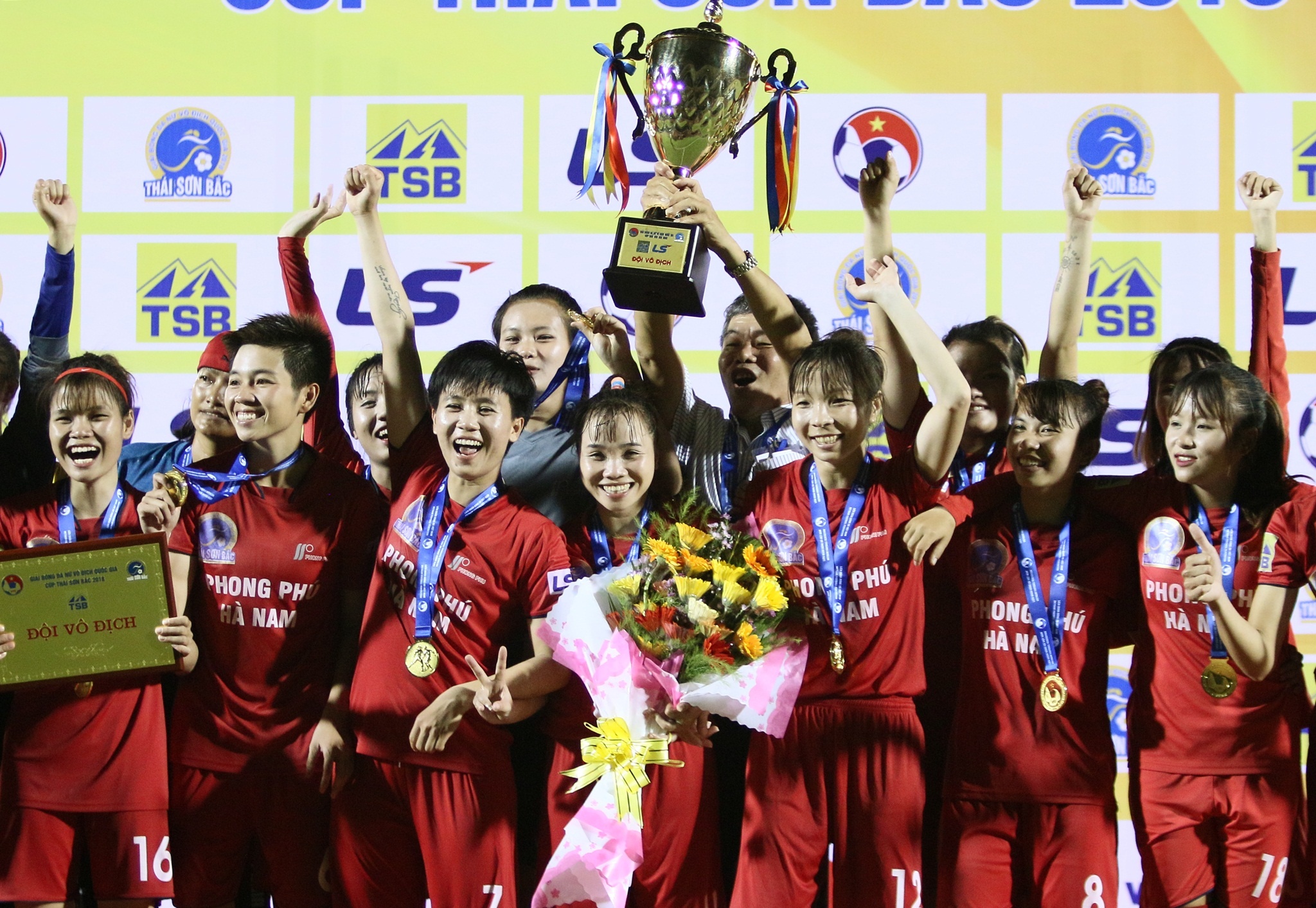 bong da nu,  nu cau thu,  TP.HCM I,  Phong phu Ha Nam,  danh nhau,  Than Khoang San anh 13