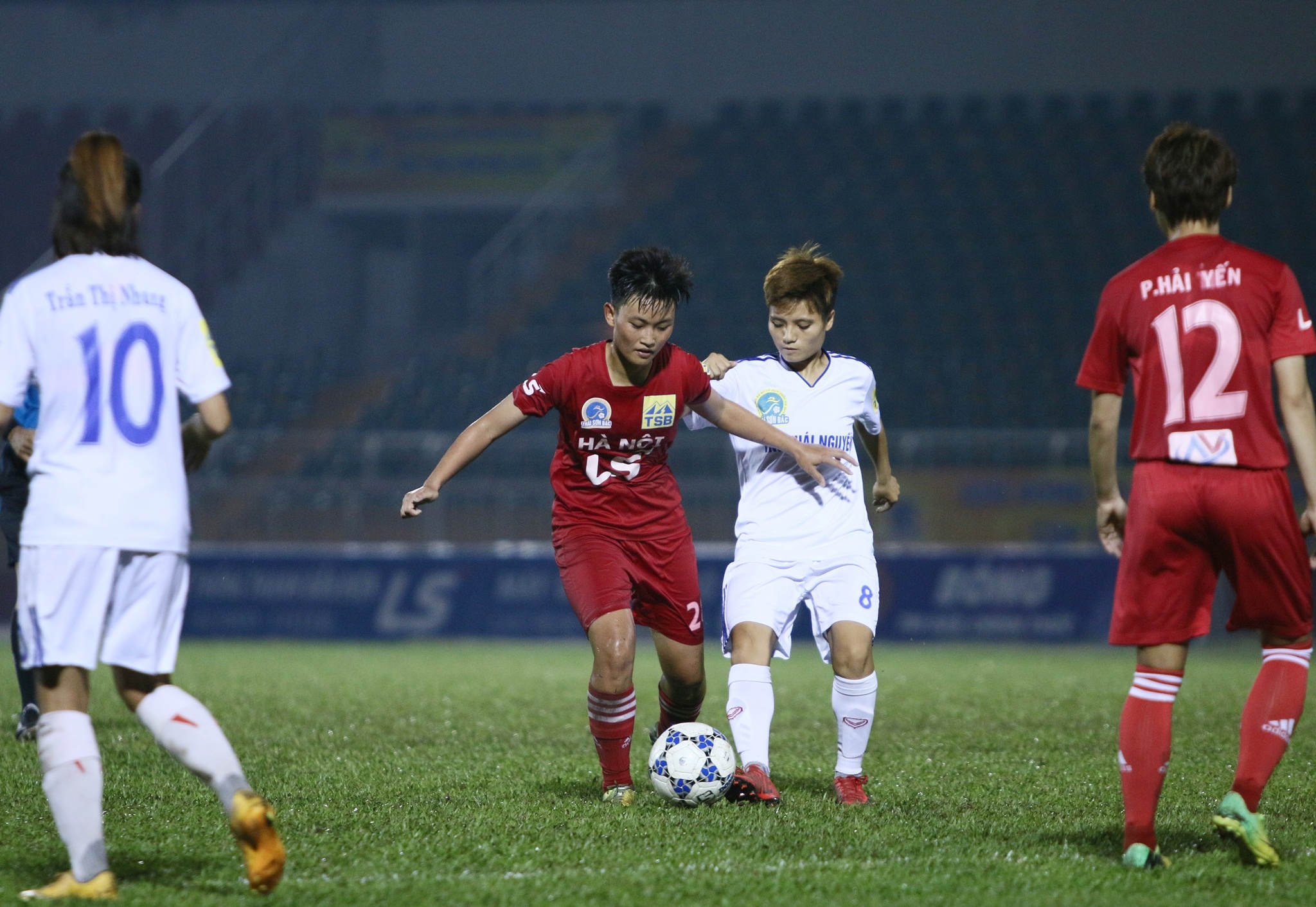 bong da nu,  nu cau thu,  au da,  danh nhau,  clb tp.HCM I,  than khoang san,  VFF anh 1