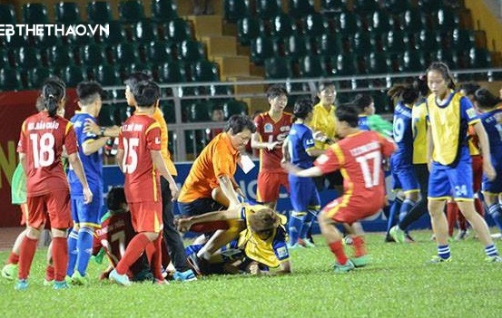 bong da nu,  nu cau thu,  au da,  danh nhau,  clb tp.HCM I,  than khoang san,  VFF anh 3