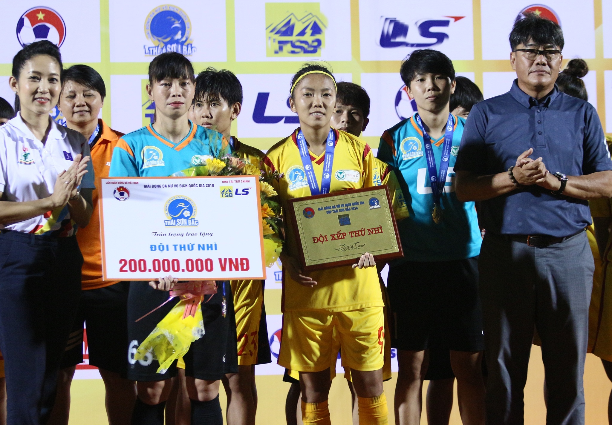 nu cau thu,  danh nhau,  duong vu lam,  bong da Viet Nam,  Than Khoang San,  nu TP.HCM I anh 1