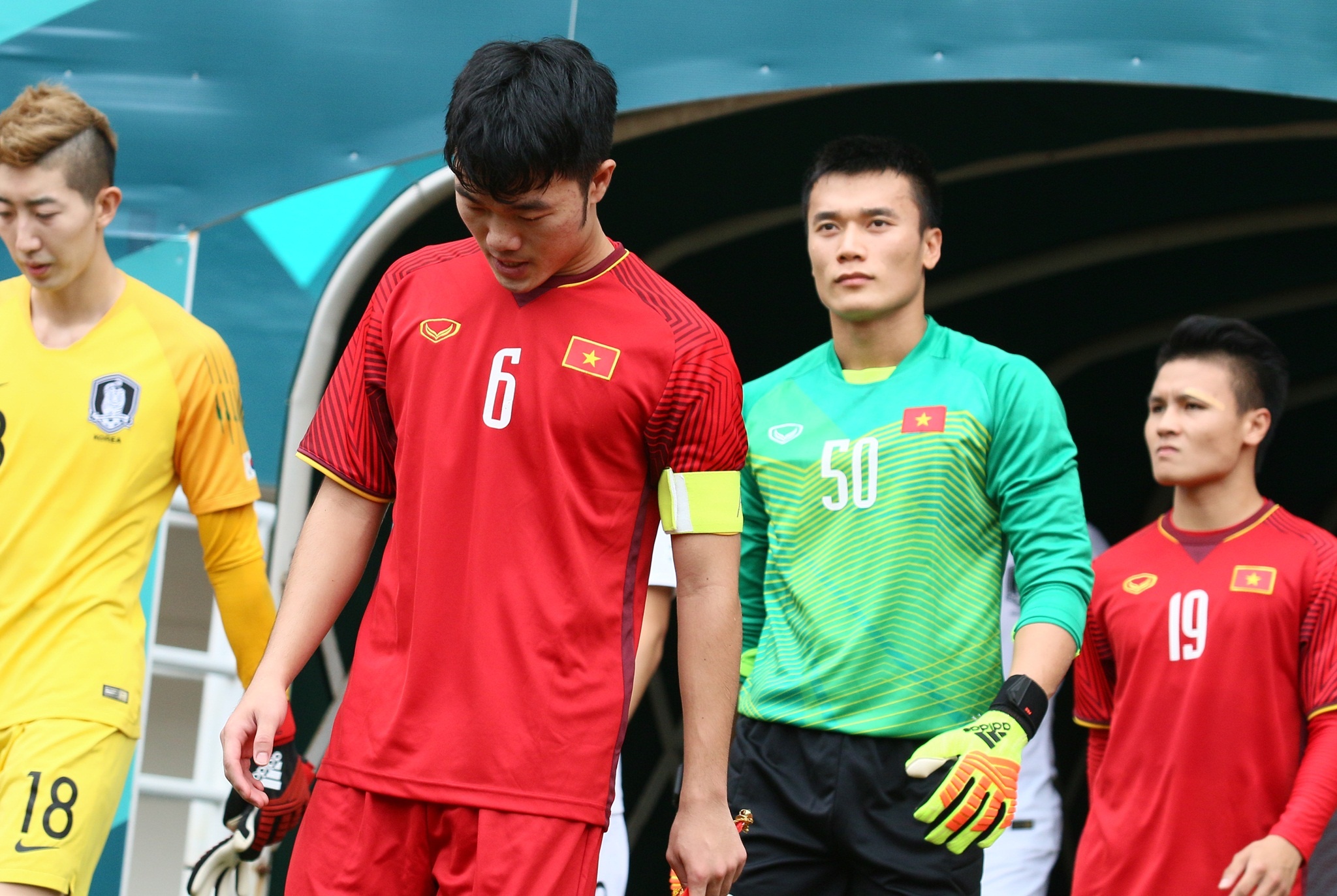 CDV qua khich lam xau mat bong da Viet Nam truoc them AFF Cup hinh anh