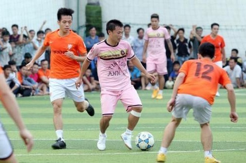 Cau thu chuyen nghiep ‘lam nong’ giai phong trao o Sai Gon hinh anh