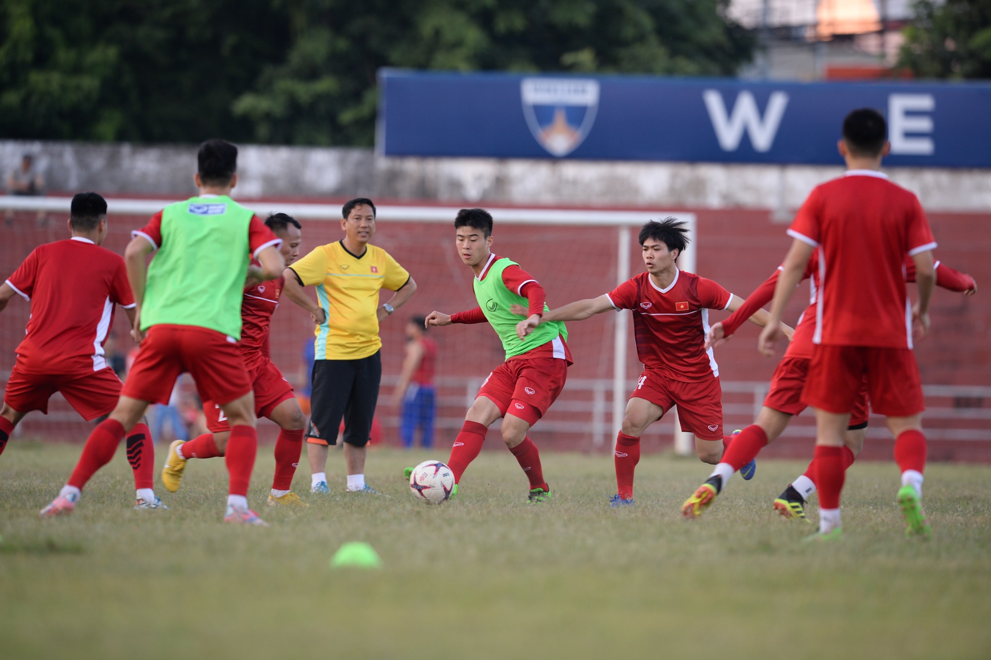 đội tuyển Việt Nam, Việt Nam, Lào, AFF Cup, sân bê tông, Park Hang Seo ảnh 6 doi tuyen Viet Nam, Viet Nam, Lao, AFF Cup, san be tong, Park Hang Seo anh 6