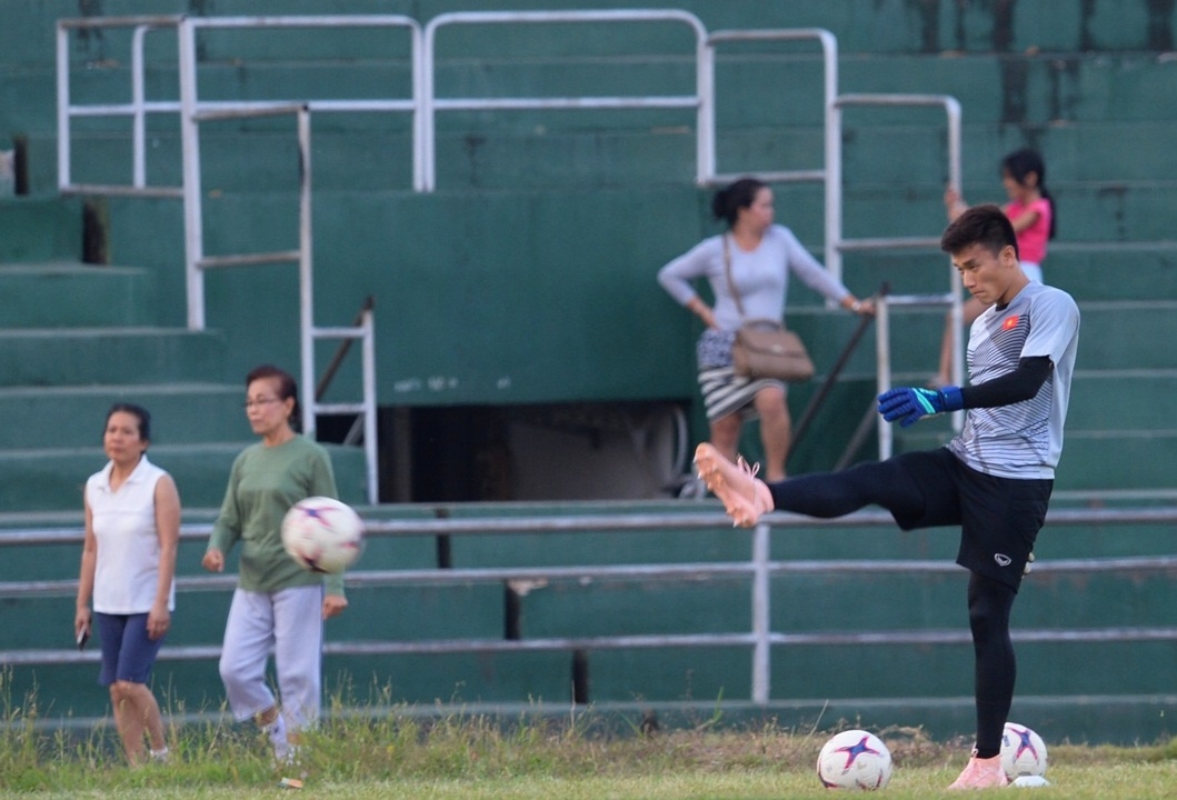 Tuyen Viet Nam su dung chung san voi nguoi dan di tap the duc hinh anh