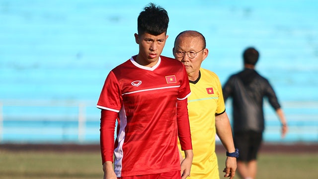 Trung ve Dinh Trong cang thang trong lan dau du AFF Cup hinh anh