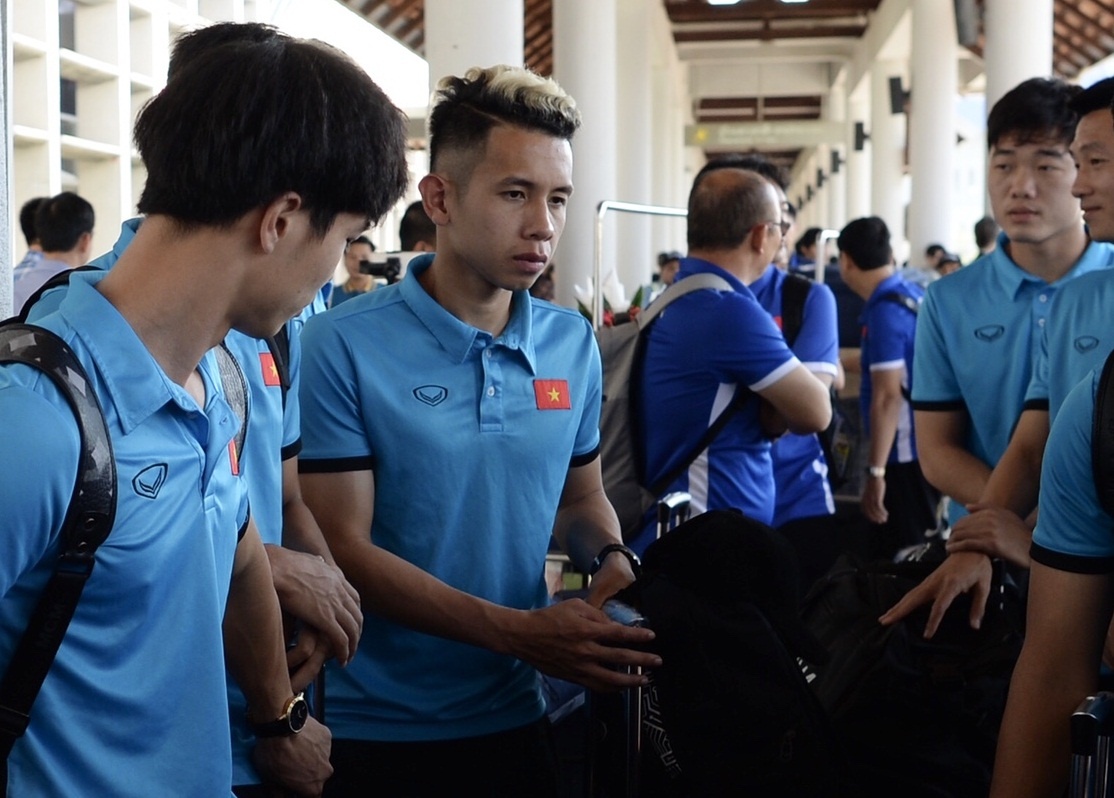 Hong Duy o lai san bay Lao vi mat vi tien hinh anh