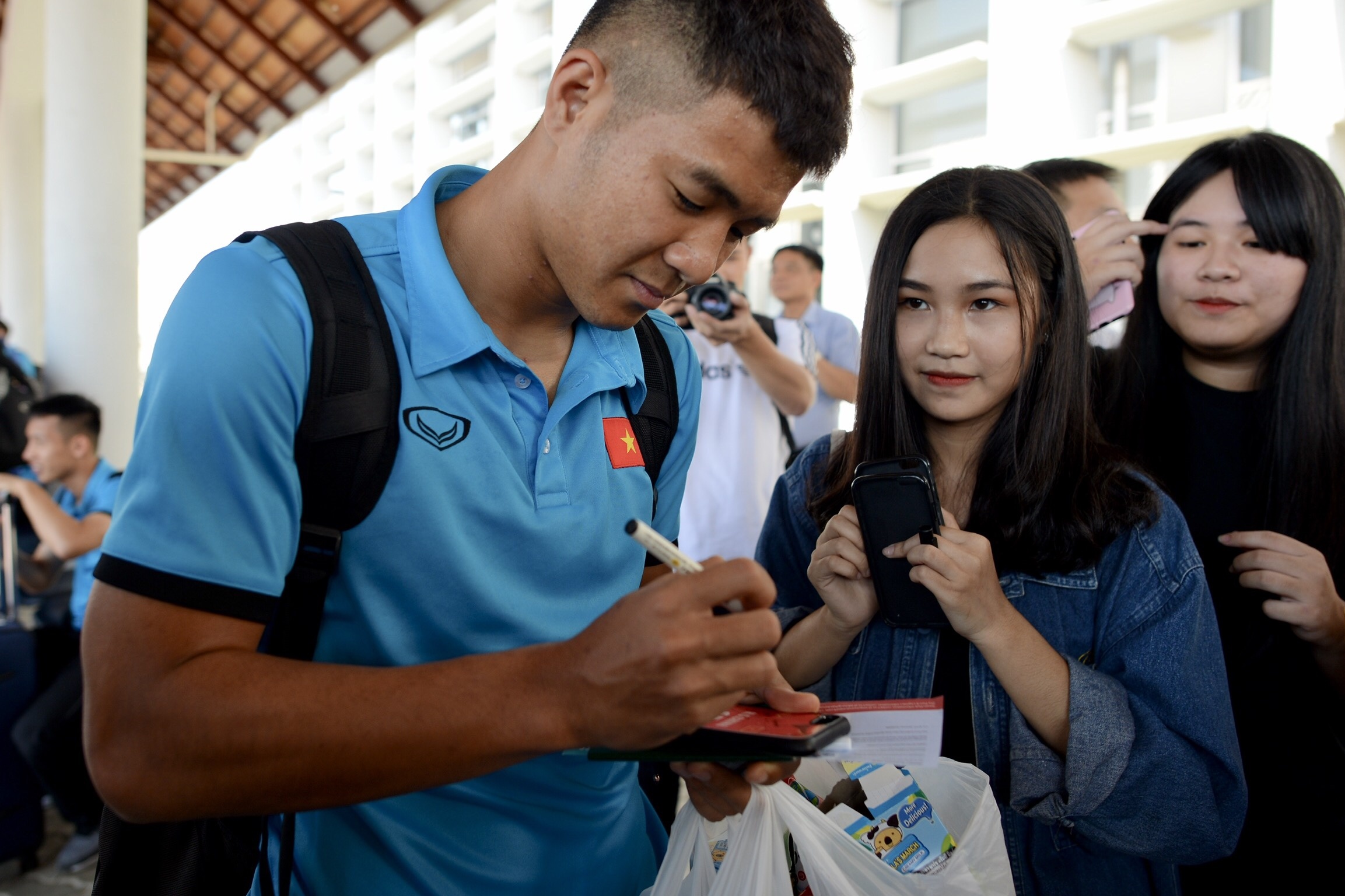 fan Lao,  nu CDV Viet Nam,  Lao,  AFF Cup,  Viet Nam,  Ha Duc Chinh,  Nguyen Quang Hai,  AFF anh 5