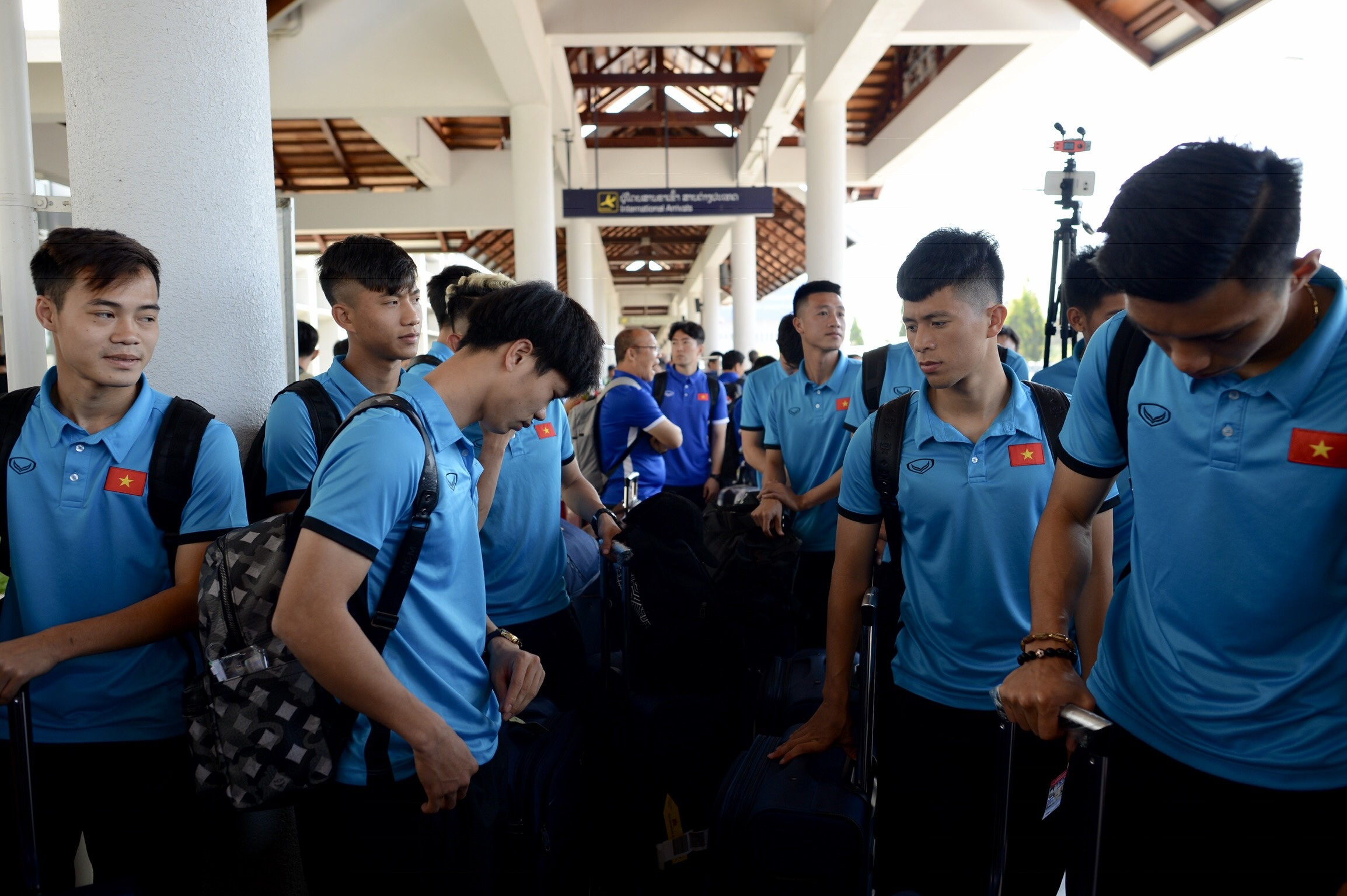 fan Lao,  nu CDV Viet Nam,  Lao,  AFF Cup,  Viet Nam,  Ha Duc Chinh,  Nguyen Quang Hai,  AFF anh 1