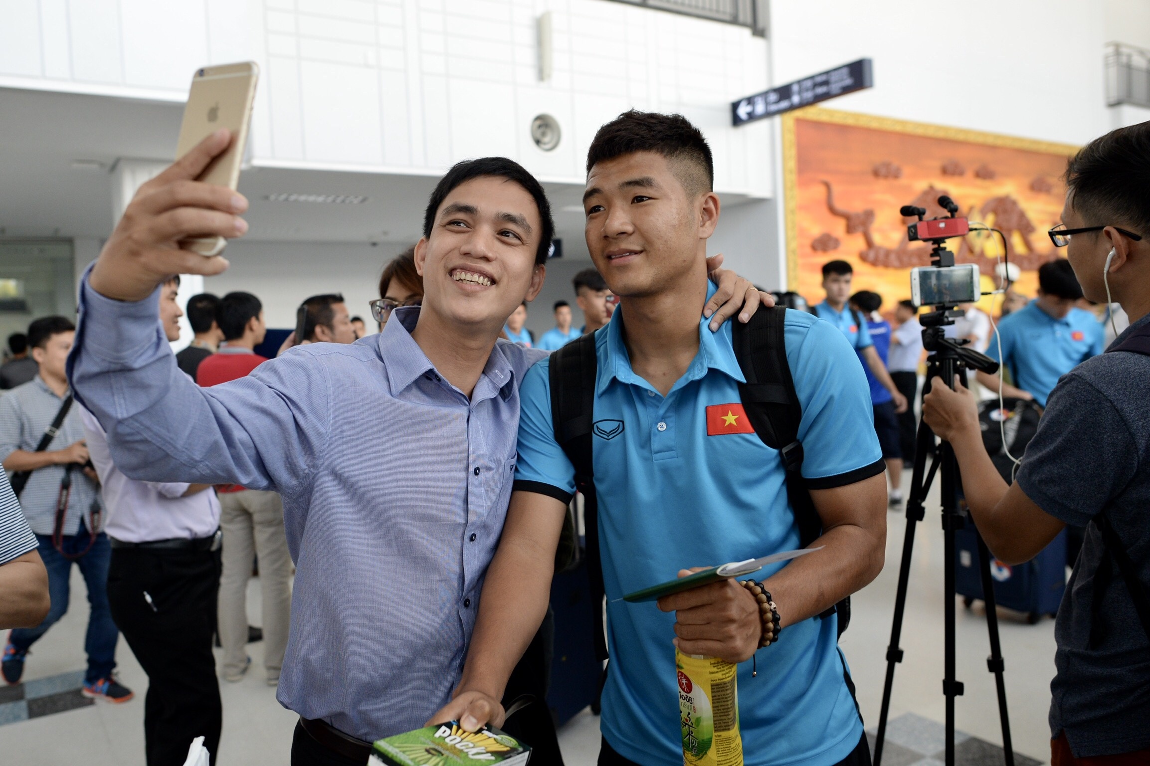 fan Lao,  nu CDV Viet Nam,  Lao,  AFF Cup,  Viet Nam,  Ha Duc Chinh,  Nguyen Quang Hai,  AFF anh 4