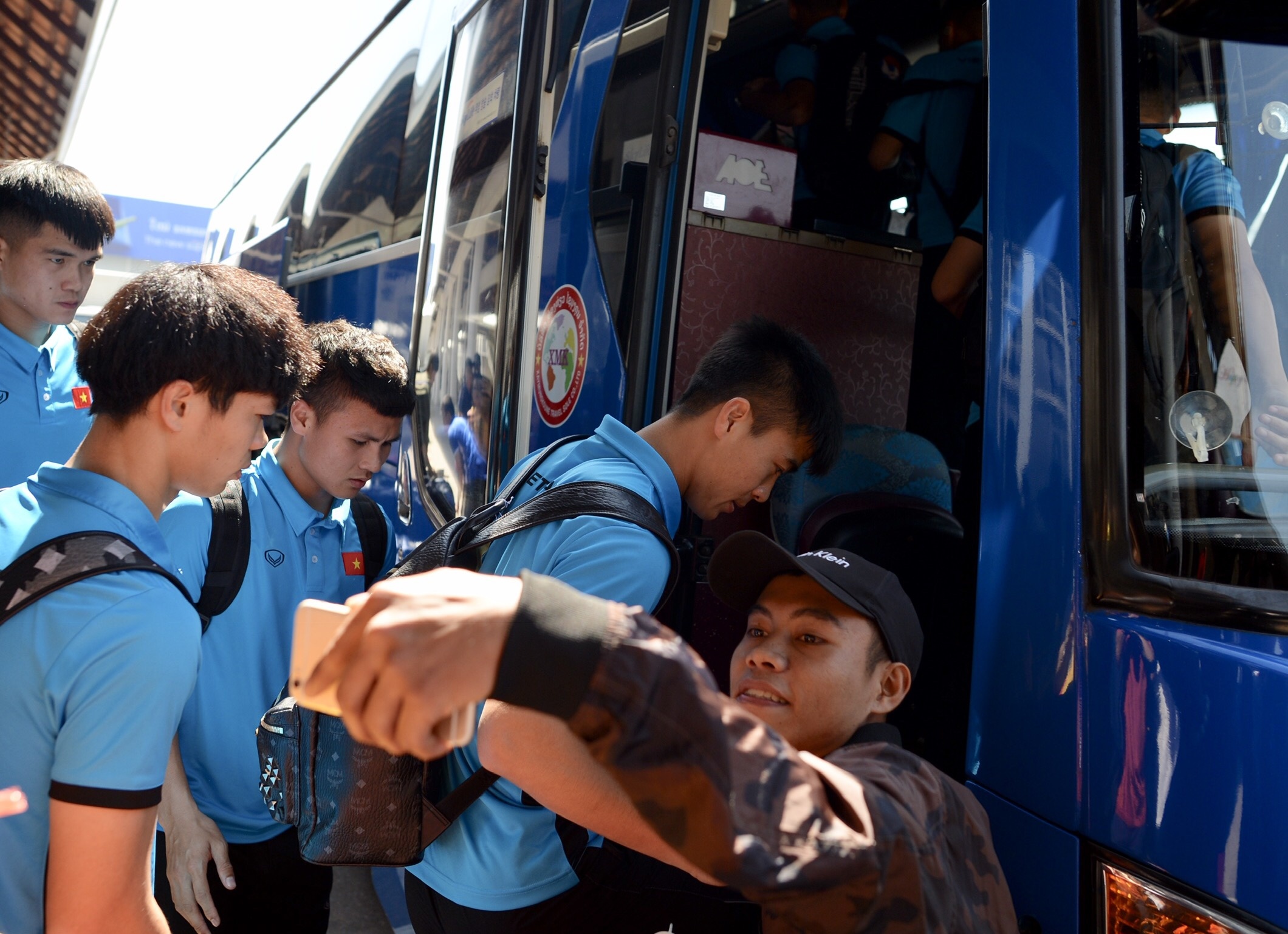 fan Lao,  nu CDV Viet Nam,  Lao,  AFF Cup,  Viet Nam,  Ha Duc Chinh,  Nguyen Quang Hai,  AFF anh 8