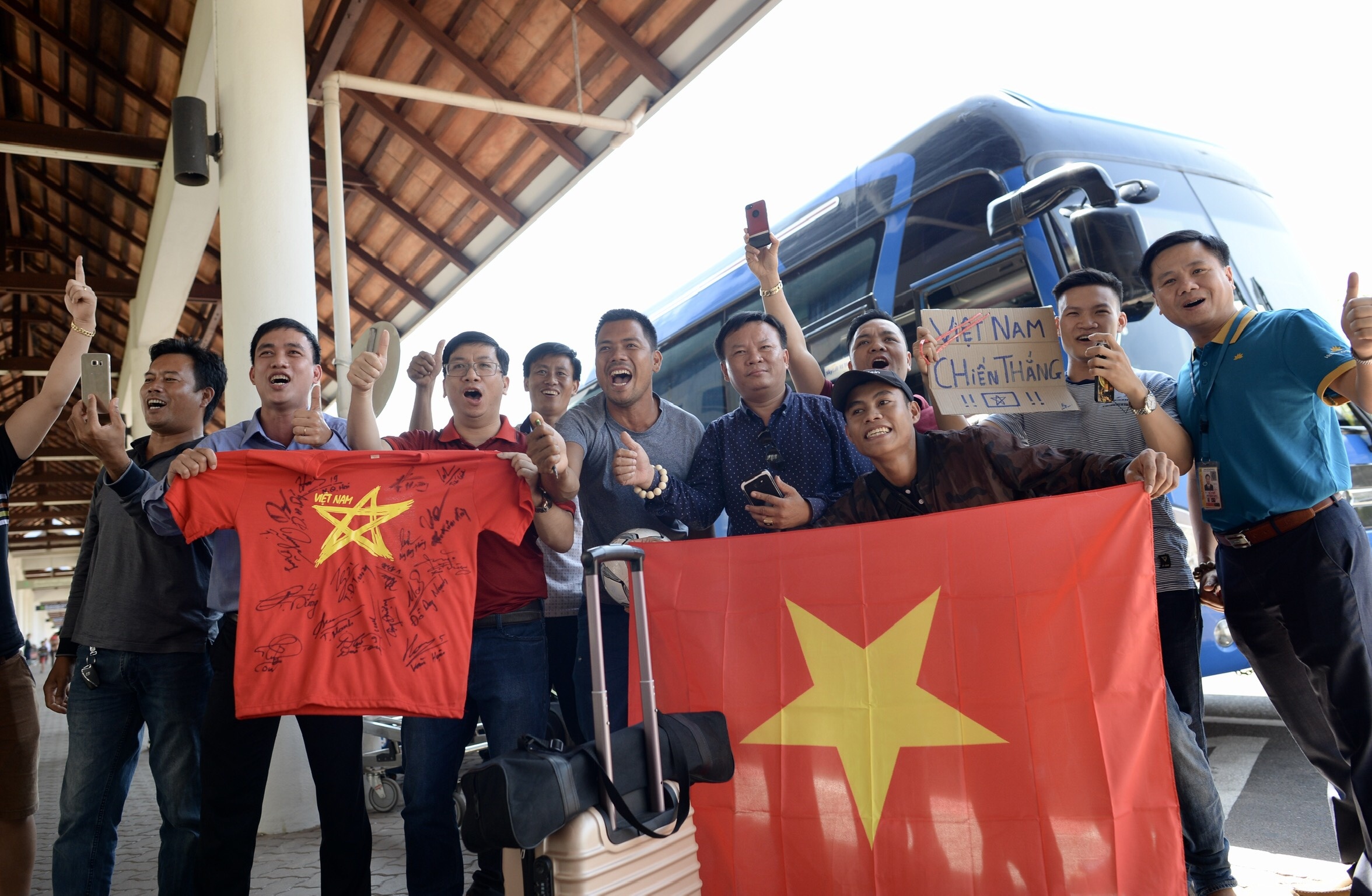 fan Lao,  nu CDV Viet Nam,  Lao,  AFF Cup,  Viet Nam,  Ha Duc Chinh,  Nguyen Quang Hai,  AFF anh 10