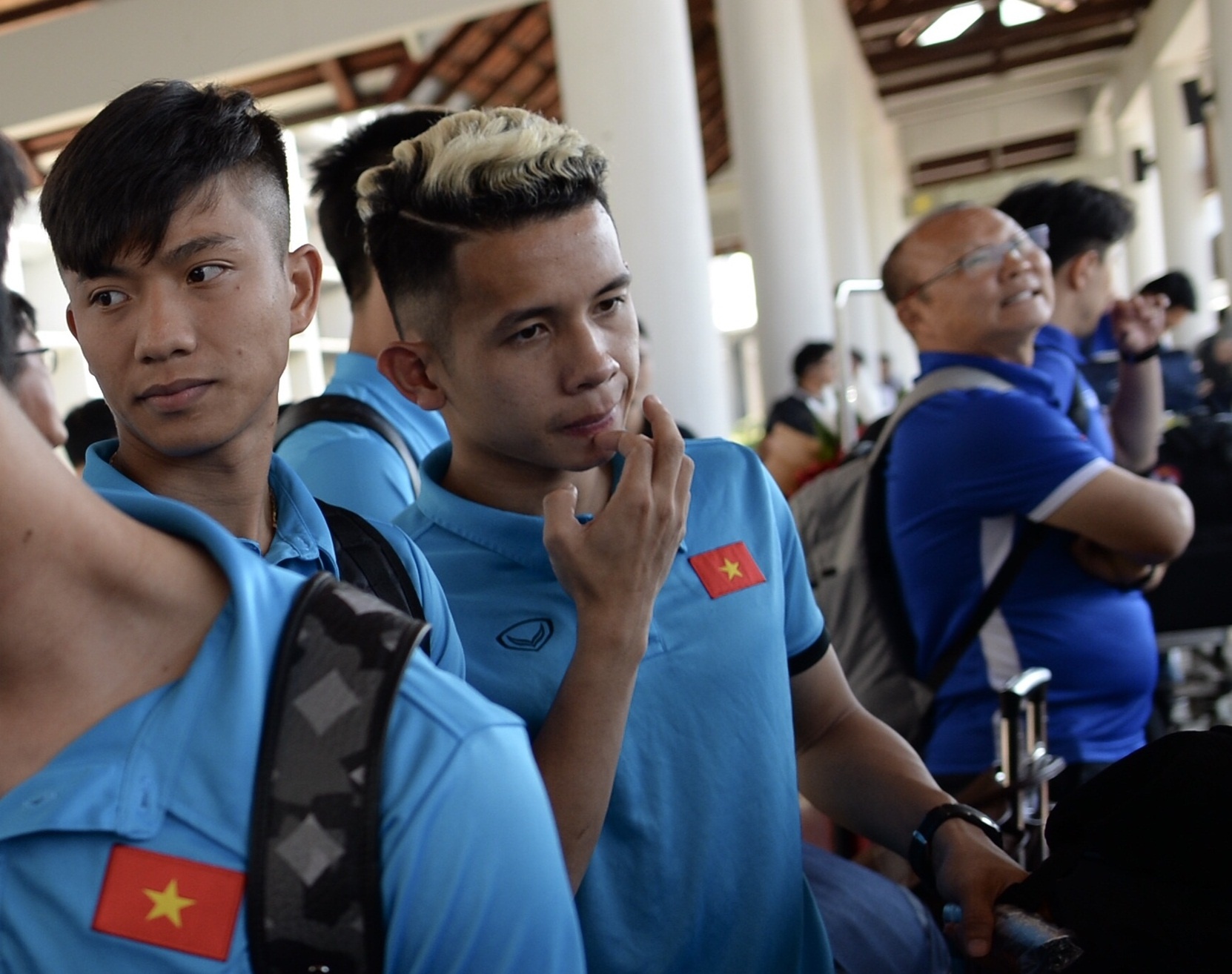 Nguyễn Phong Hồng Duy, Việt Nam, AFF, Park Hang Seo, Lào, Sân bay, Ví tiền ảnh 1 Nguyen Phong Hong Duy, Viet Nam, AFF, Park Hang Seo, Lao, San bay, Vi tien anh 1