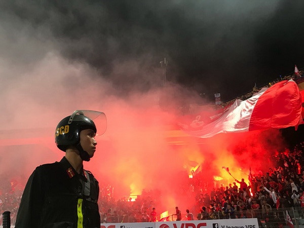 Chu tich bong da Lao: 'Mong CDV Viet Nam khong dot phao sang' hinh anh