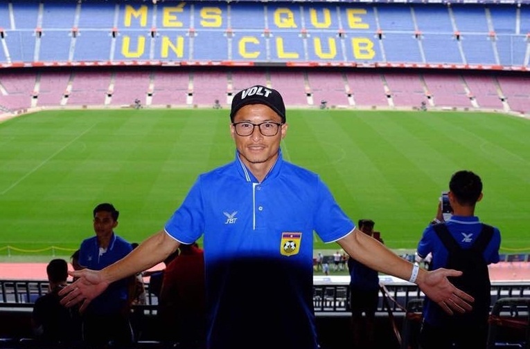 Nhieu cau thu Lao nghiep du, mo ve chien thang truoc DT Viet Nam hinh anh