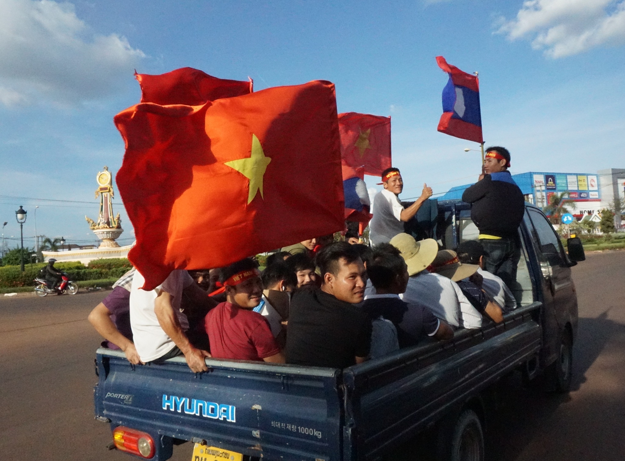 CDV Viet Nam dung xe ban tai di xem tran ra quan tai AFF Cup hinh anh