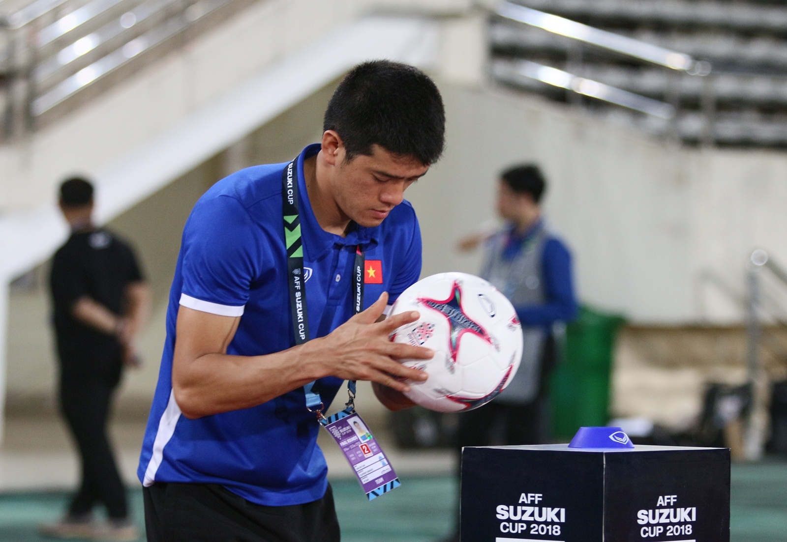 Ban huan luyen ‘lam phep’ trai bong AFF Cup cho thu mon Dang Van Lam hinh anh