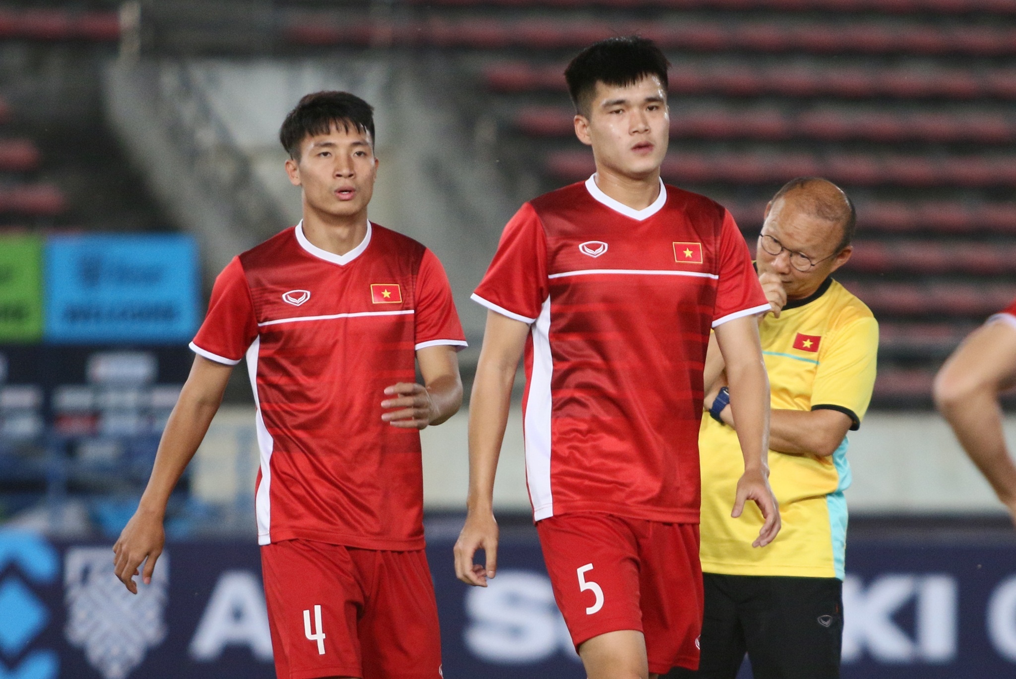 Bui Tien Dung lech co chan, chay dua voi thoi gian de gap Lao hinh anh