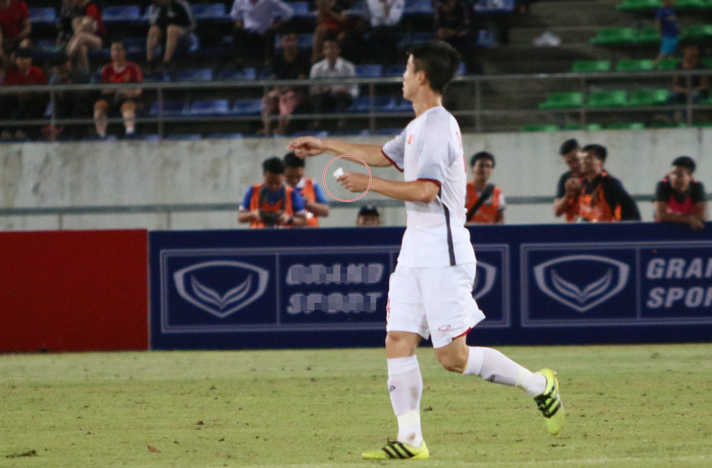 HLV Park Hang-seo gui mat thu cho Duy Manh trong chien thang Lao hinh anh