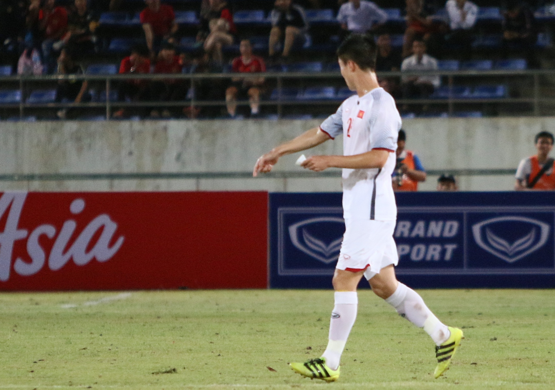 Park Hang Seo,  Do Duy Manh,  Que Ngoc Hai,  AFF Cup,  Mourinho,  Man United,  Lao,  mat thu,  mau giay anh 2