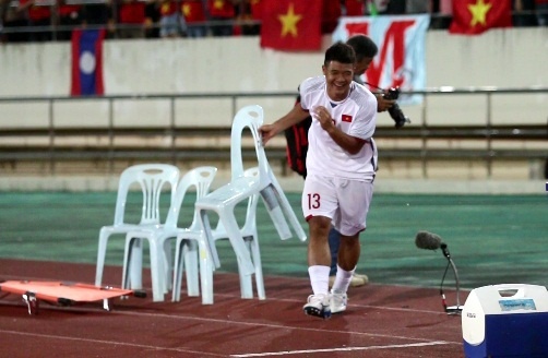 Ha Duc Chinh nghich ngom lay ghe cua doi khieng cang hinh anh