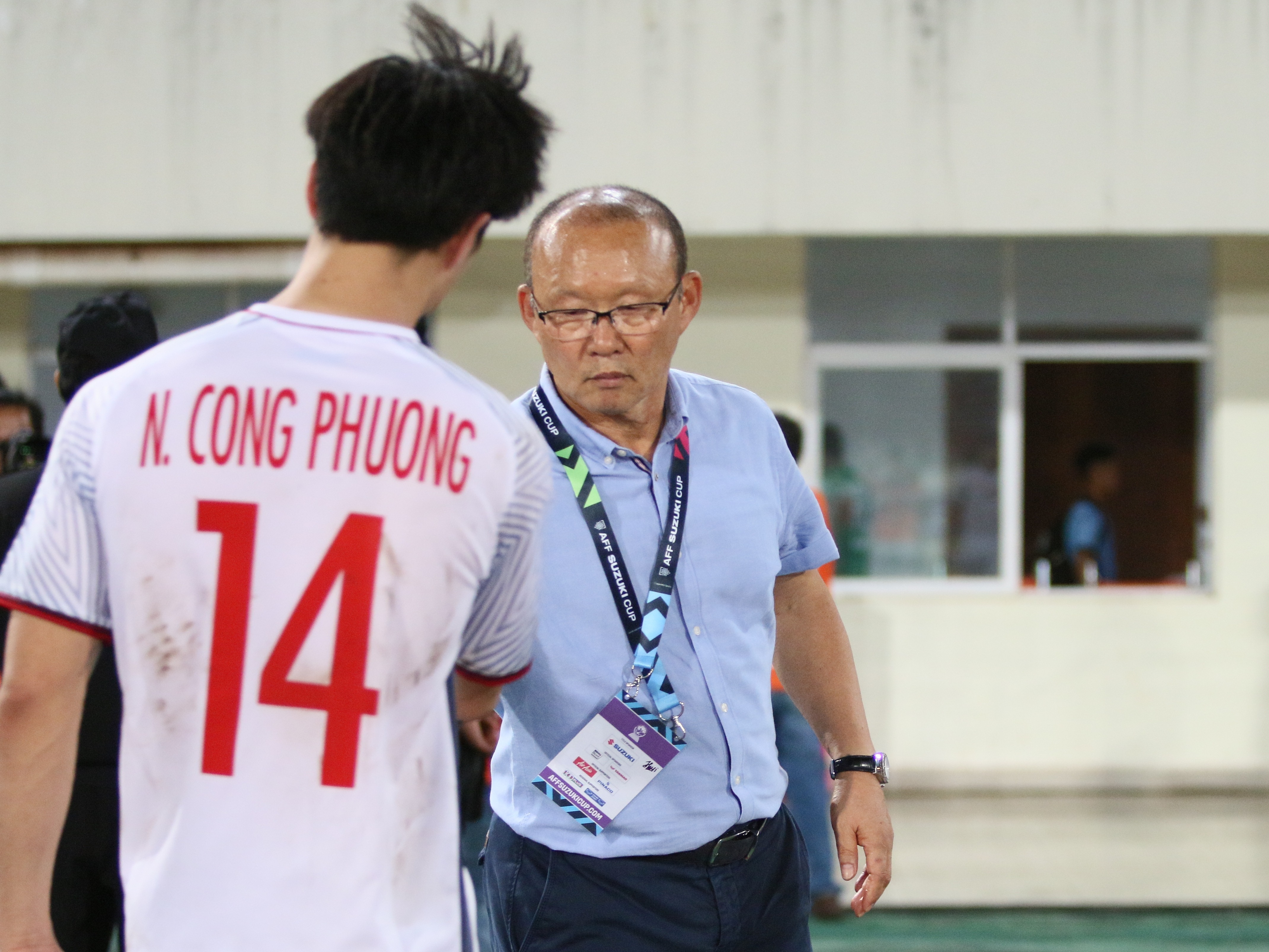 Park Hang Seo,  Do Duy Manh,  Que Ngoc Hai,  AFF Cup,  Mourinho,  Man United,  Lao,  mat thu,  mau giay anh 1