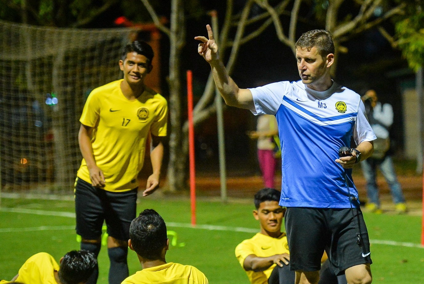 HLV Malaysia 'an minh' quan sat buoi tap truoc ong kinh truyen thong hinh anh