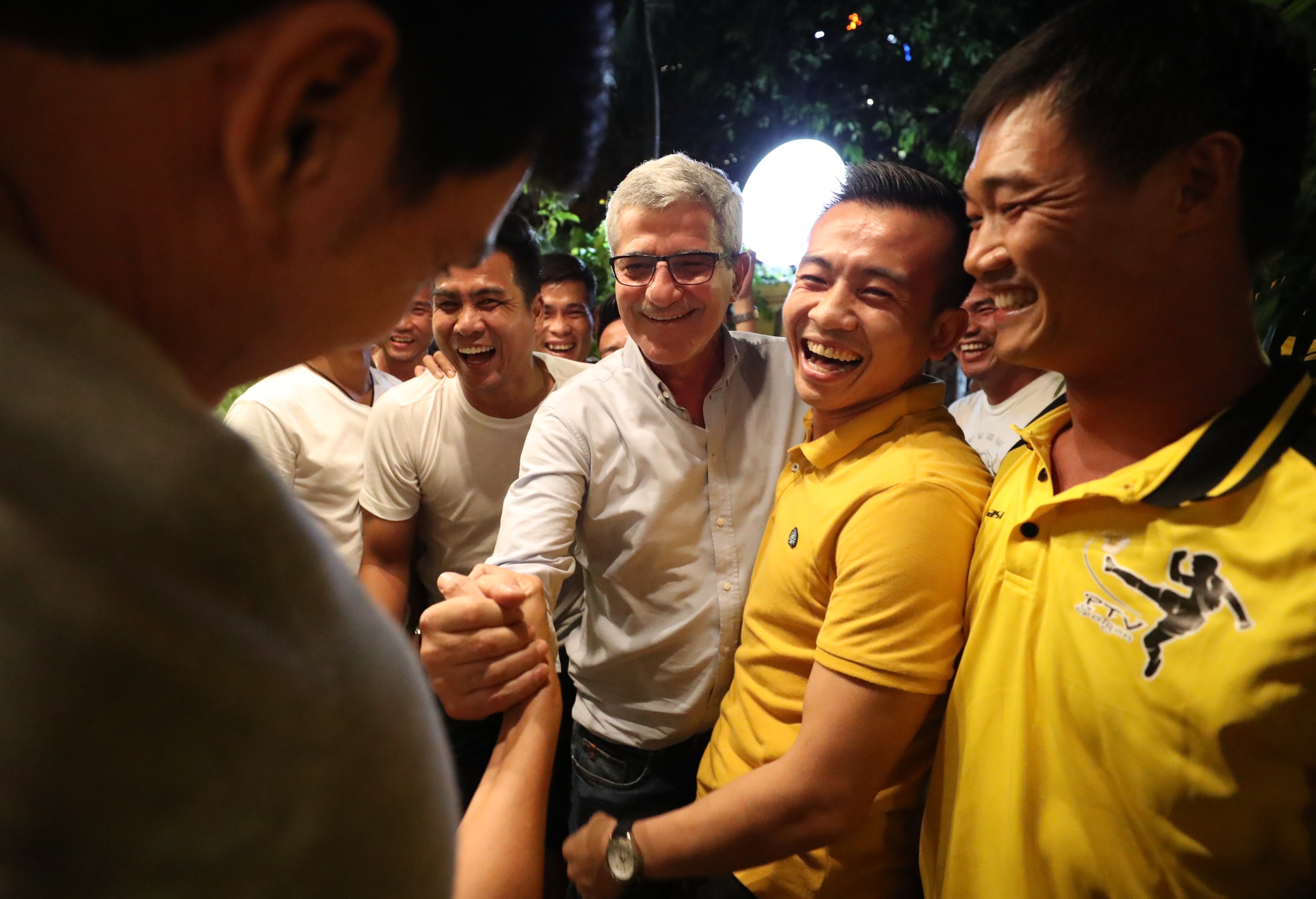 HLV Calisto mung ro gap lai lua hoc tro vo dich AFF Cup 2008 hinh anh