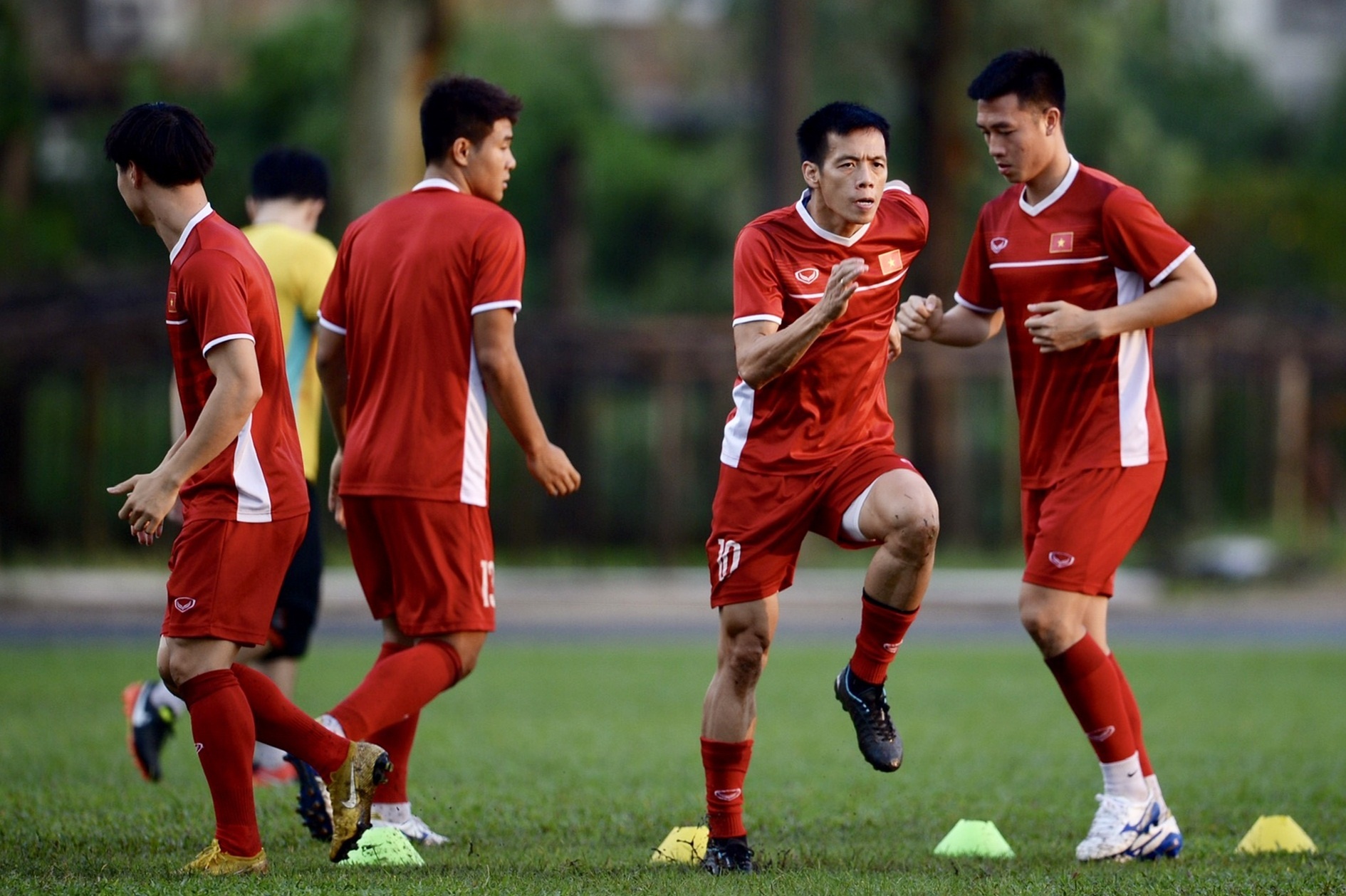 Thay tro ong Park chay dua voi mat troi o buoi tap tai Myanmar hinh anh