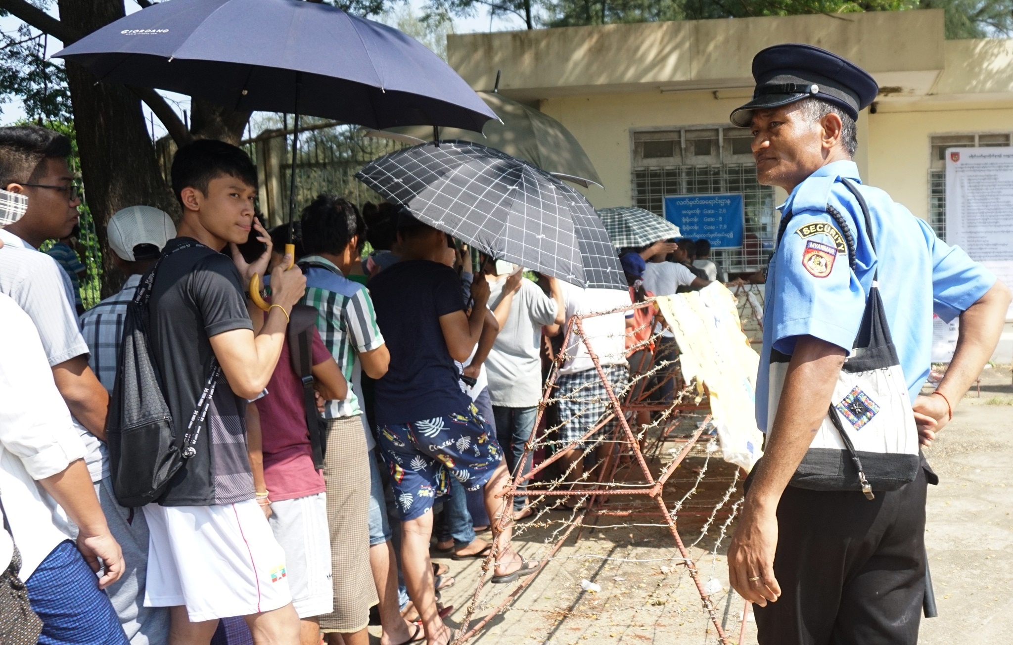 Myanmar siet chat an ninh voi CDV Viet Nam o AFF Cup 2018 hinh anh