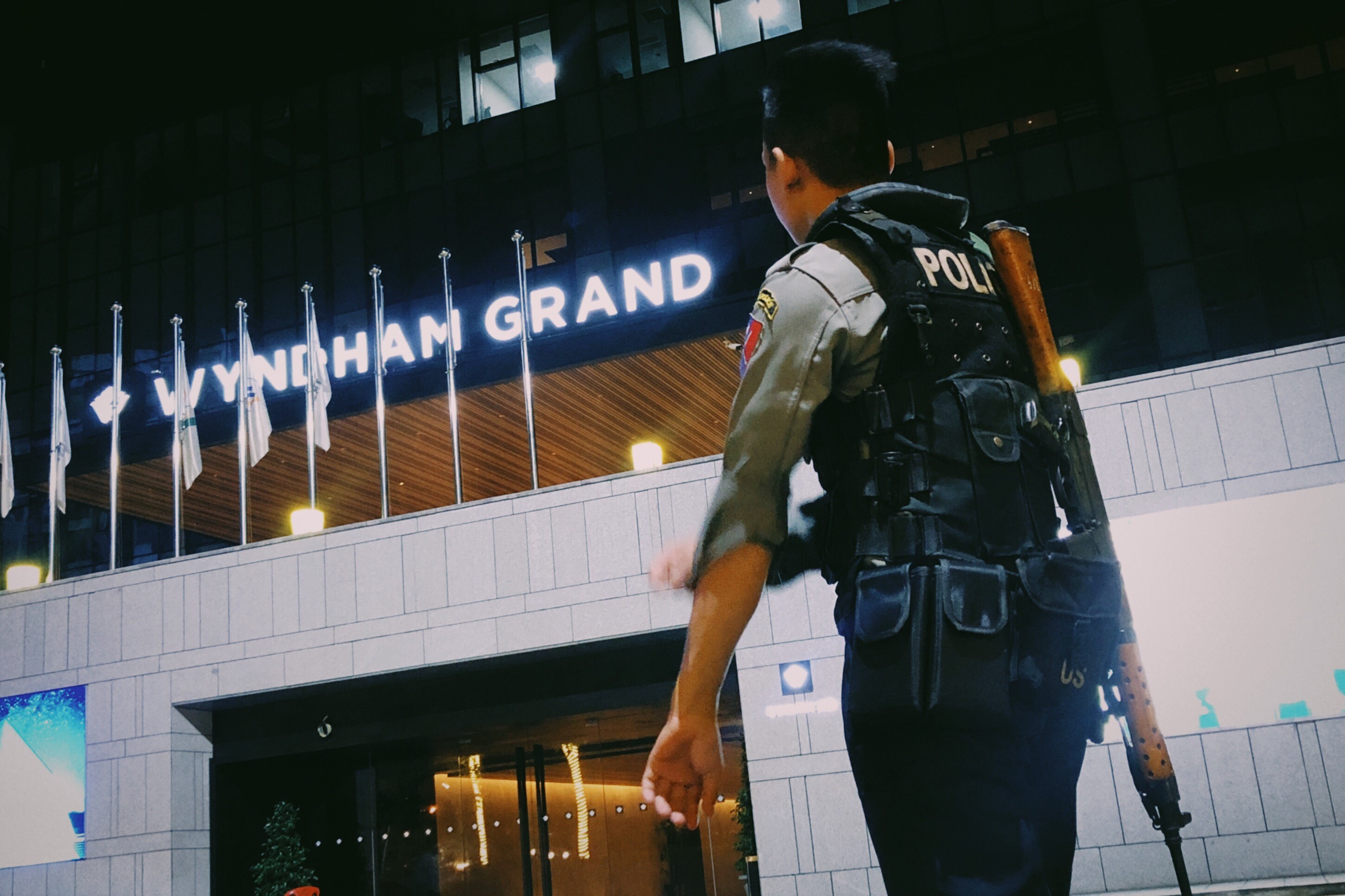 Canh sat co vu trang bao ve doi Viet Nam o Myanmar hinh anh