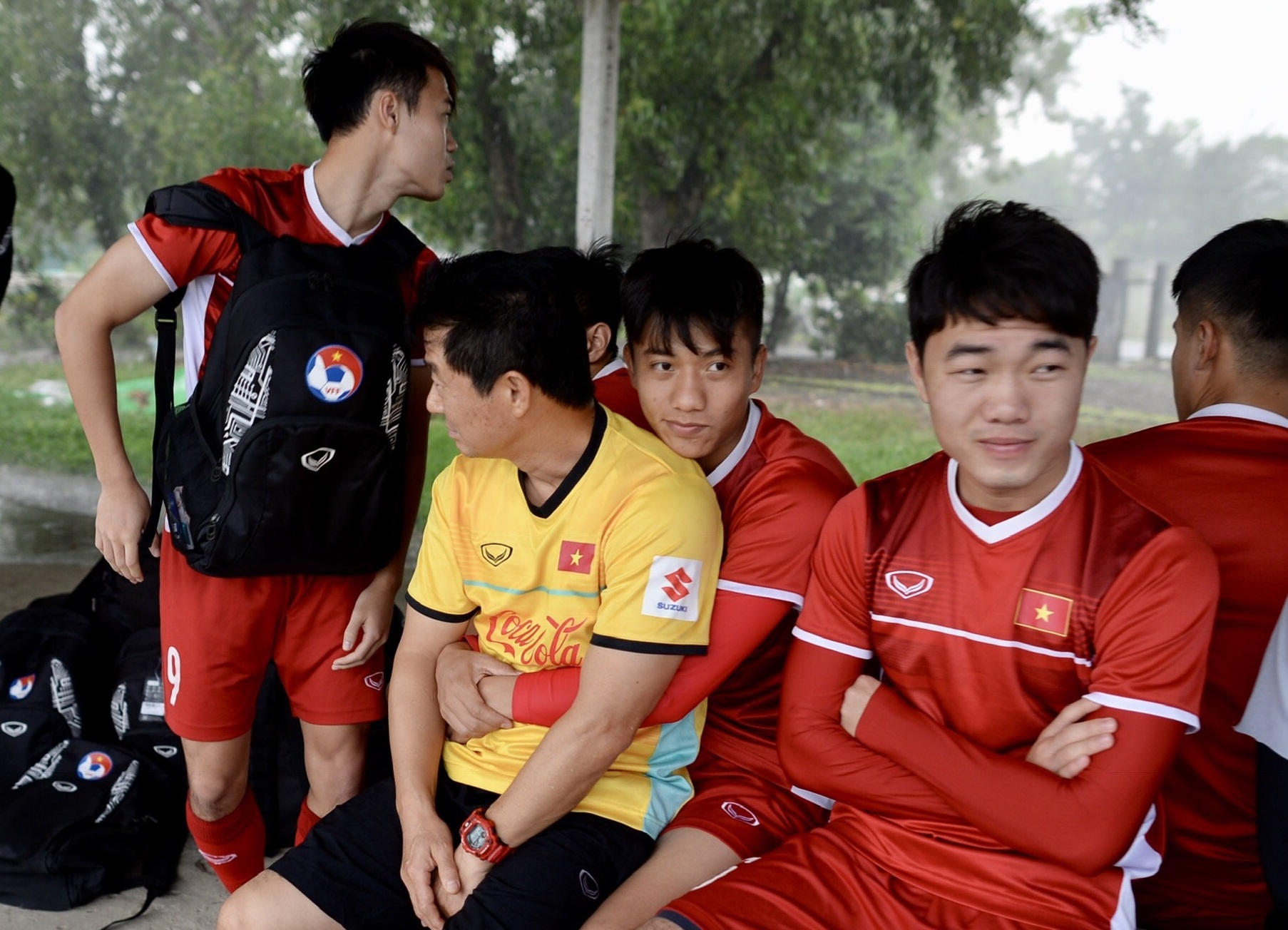 Tuyen Viet Nam kien nhan ngoi trong xe buyt de duoc tap luyen hinh anh