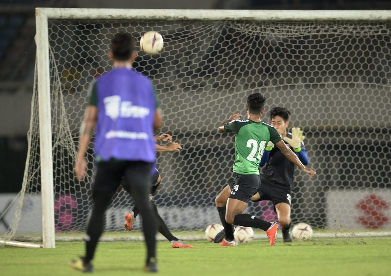 Myanmar,  Aung Thu,  Viet Nam,  doi tuyen,  Park Hang Seo,  AFF Cup,  AFF anh 8