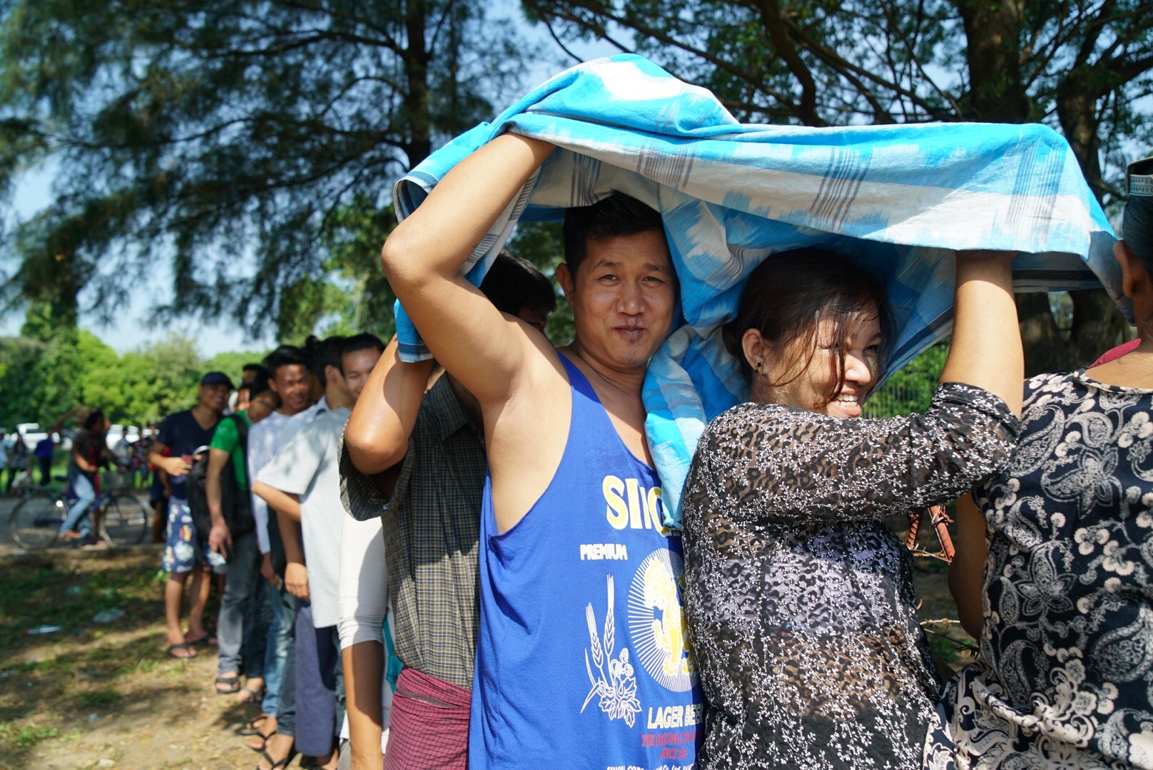 Nguoi Viet o Myanmar: Phao sang anh huong den bong da Viet Nam hinh anh