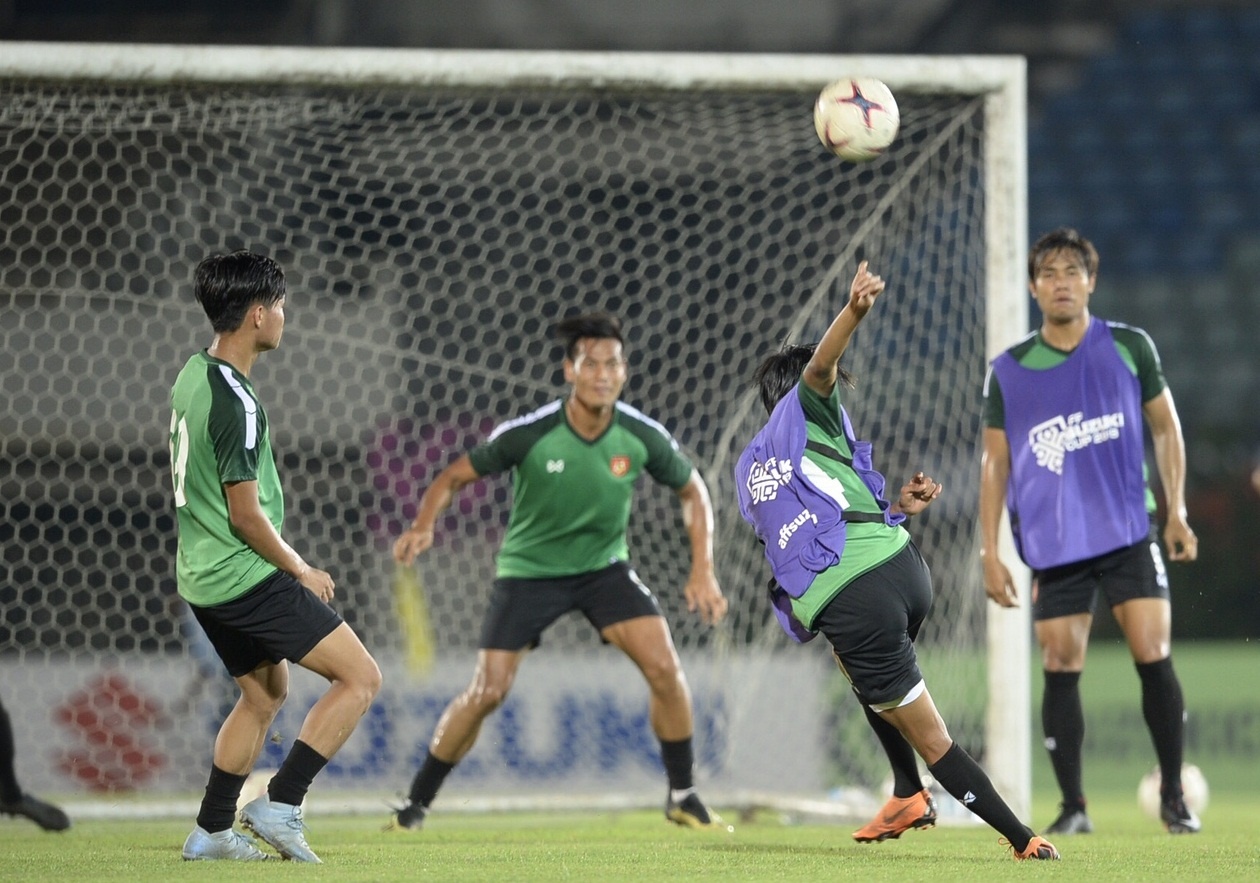Cau thu Myanmar da phan luoi, sut hong penalty truoc khi gap Viet Nam hinh anh