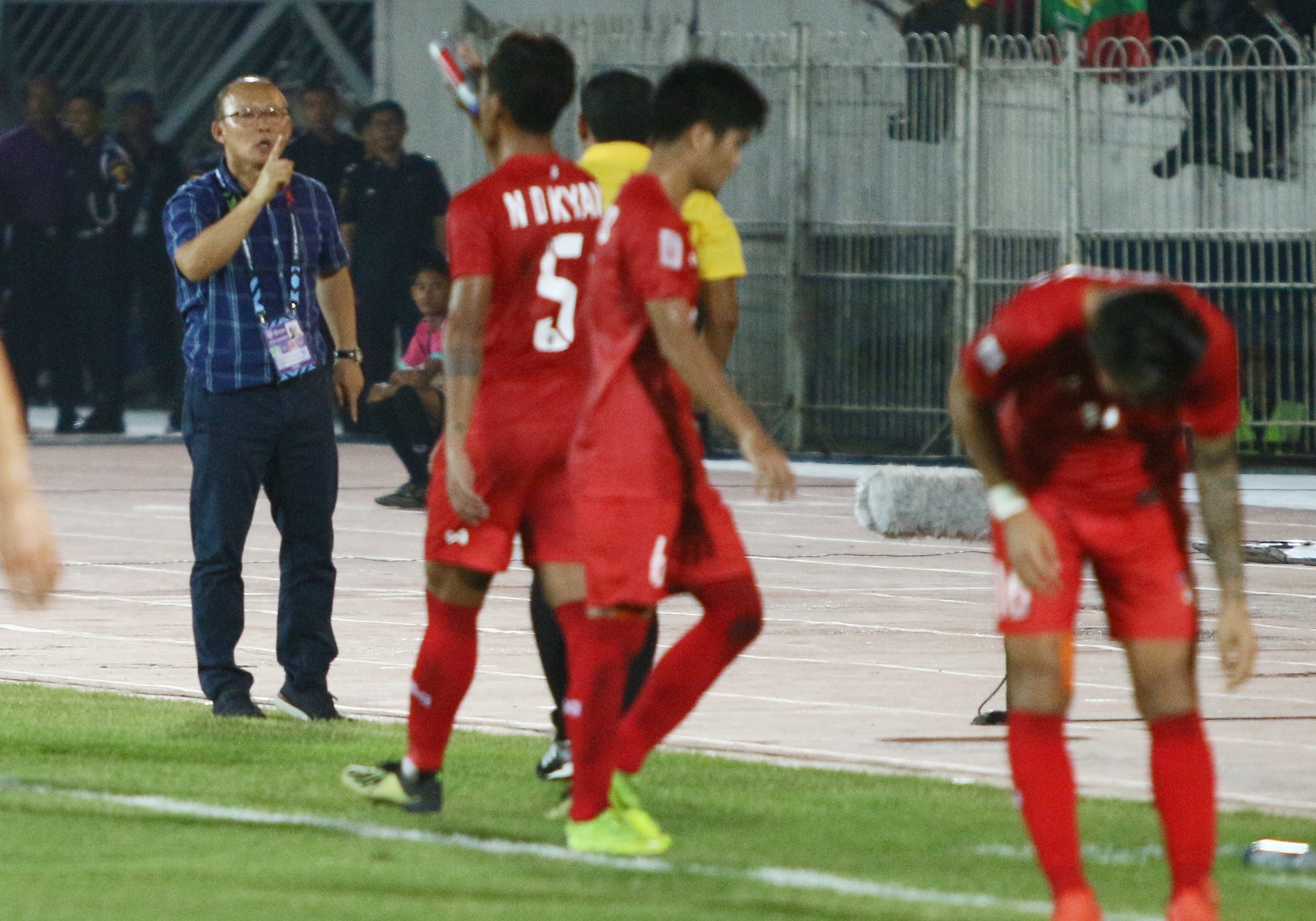 Ong Park buc minh chi mat doi thu yeu cau im lang hinh anh