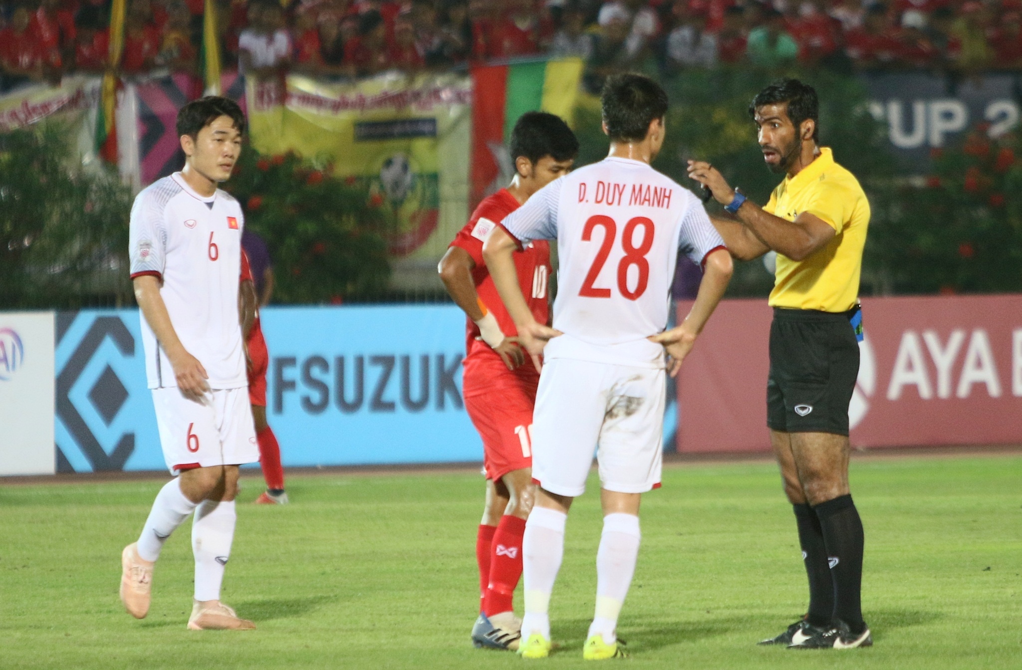 Hanh dong ky la cua Xuan Truong va Duy Manh truoc tran gap Myanmar hinh anh