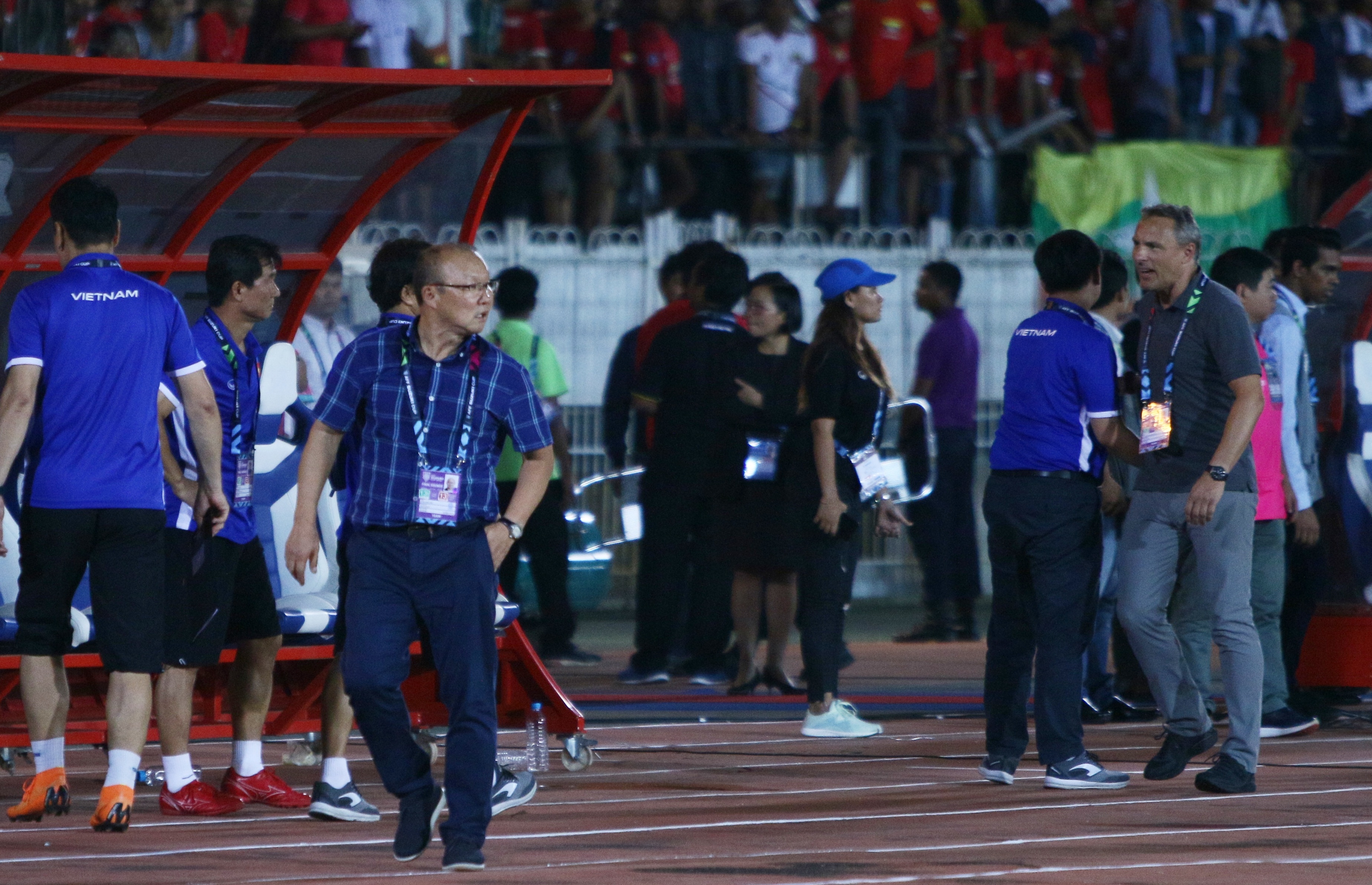 Khoanh khac HLV Park Hang-seo tu choi bat tay dong nghiep Myanmar hinh anh