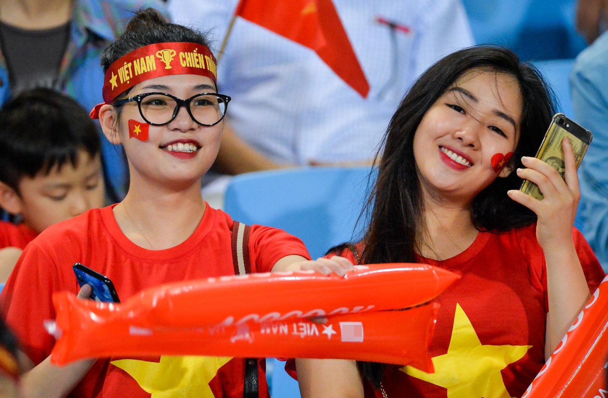 Huy chuong trinh xem tran Viet Nam - Campuchia o pho di bo vi bao so 9 hinh anh